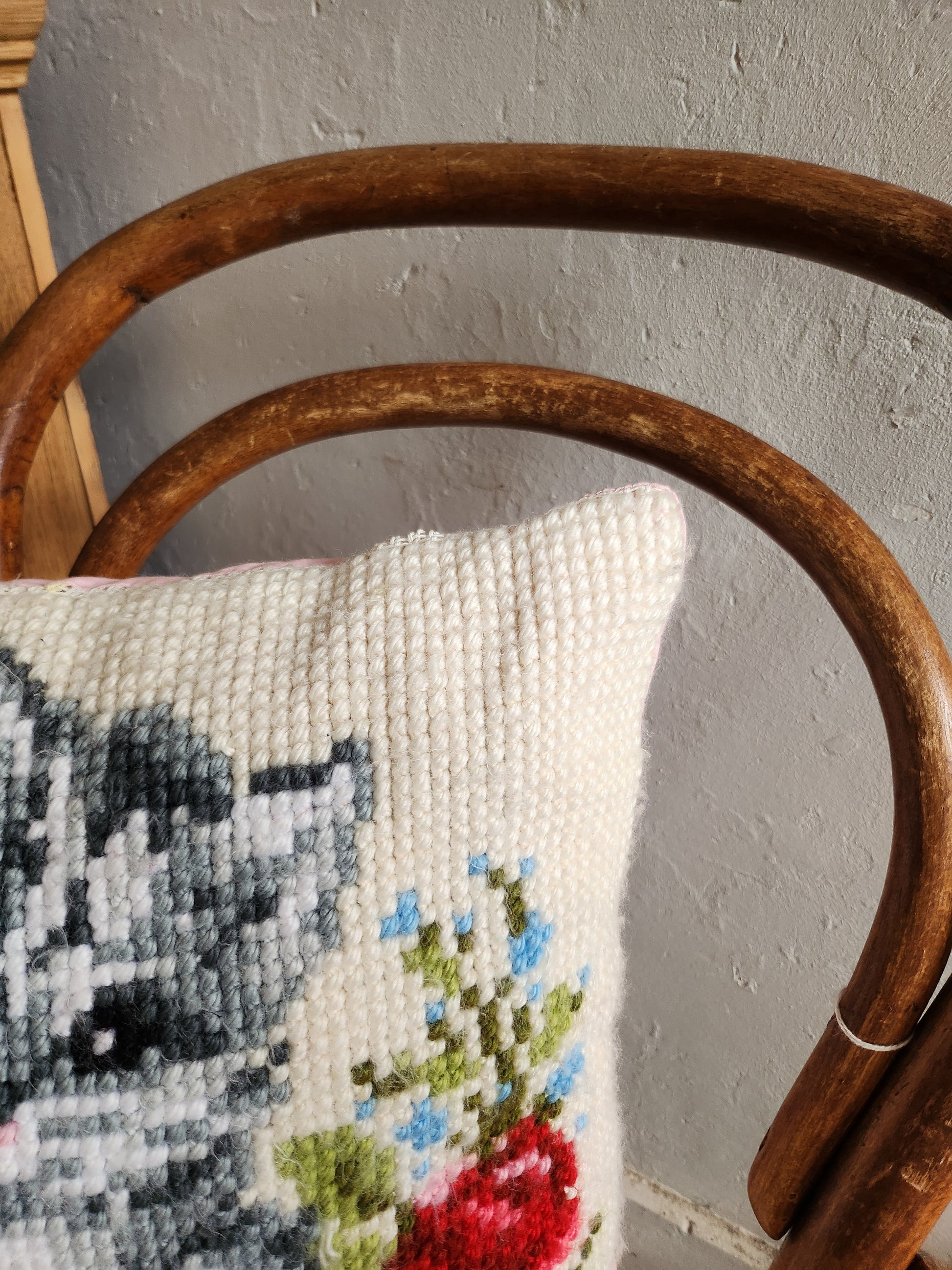Coussin point de croix motif chat et fleurs   Patine