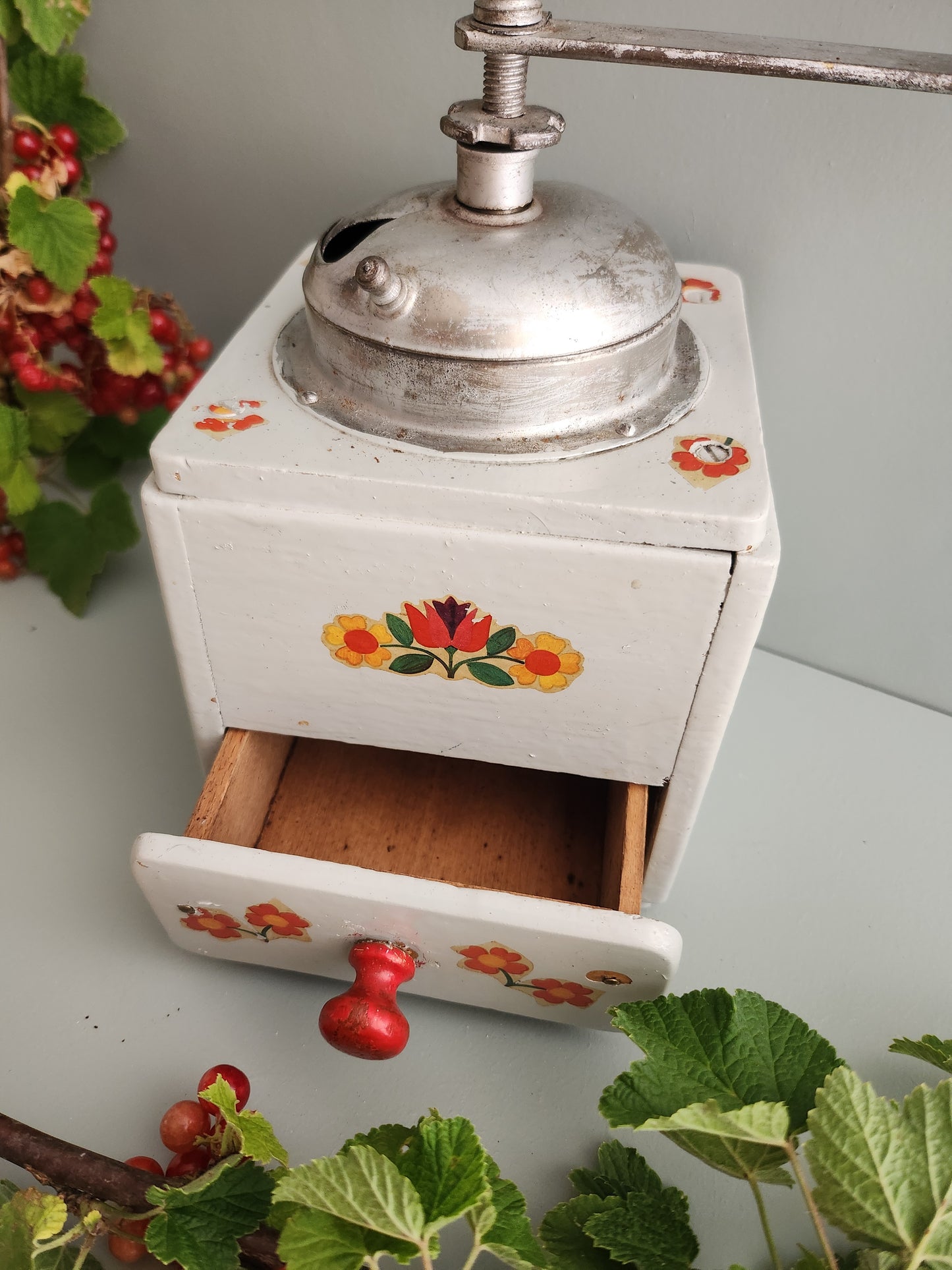 Moulin à café orné de fleurs vintage