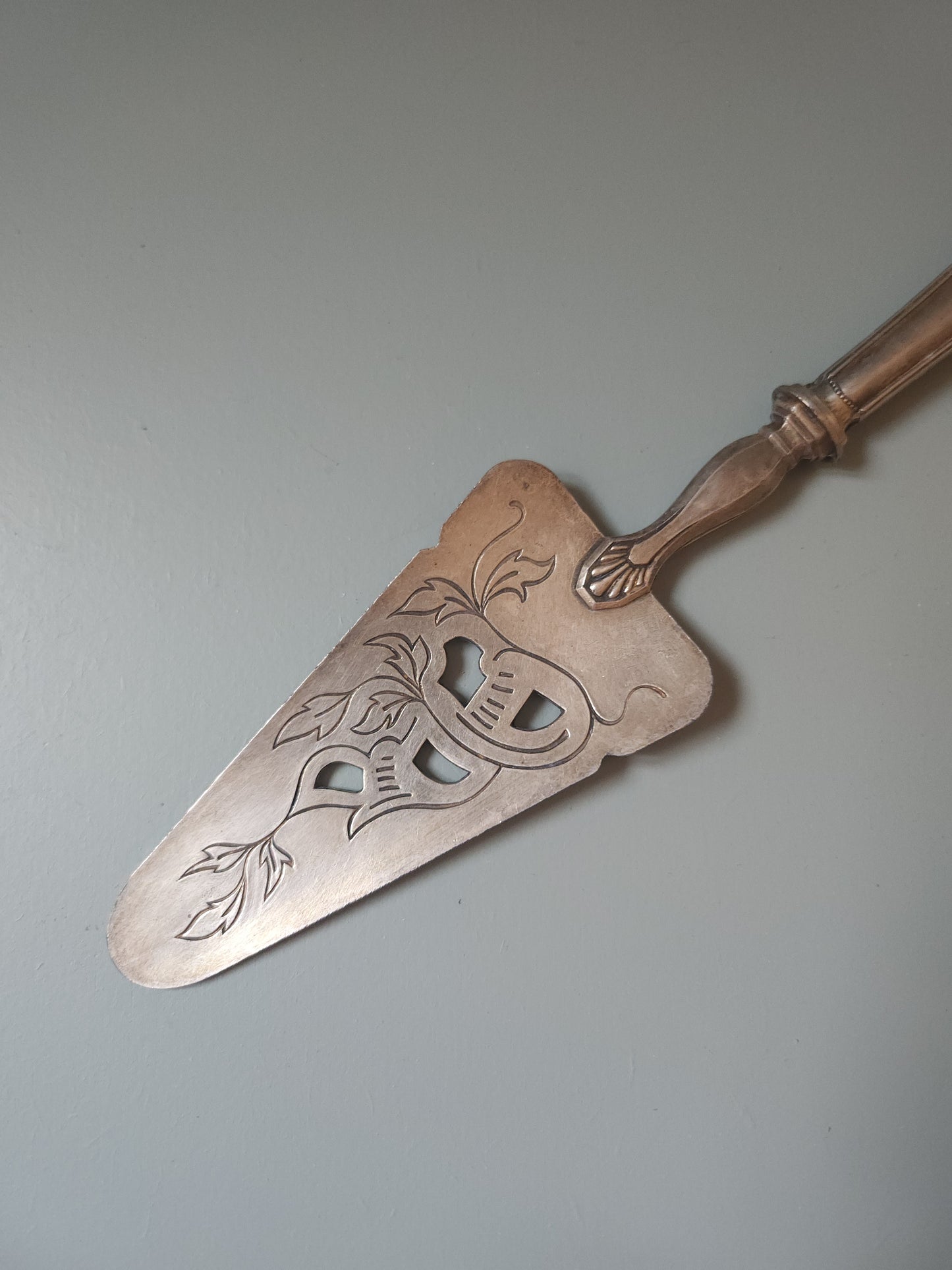 Pelle à tarte en argenterie   Patine