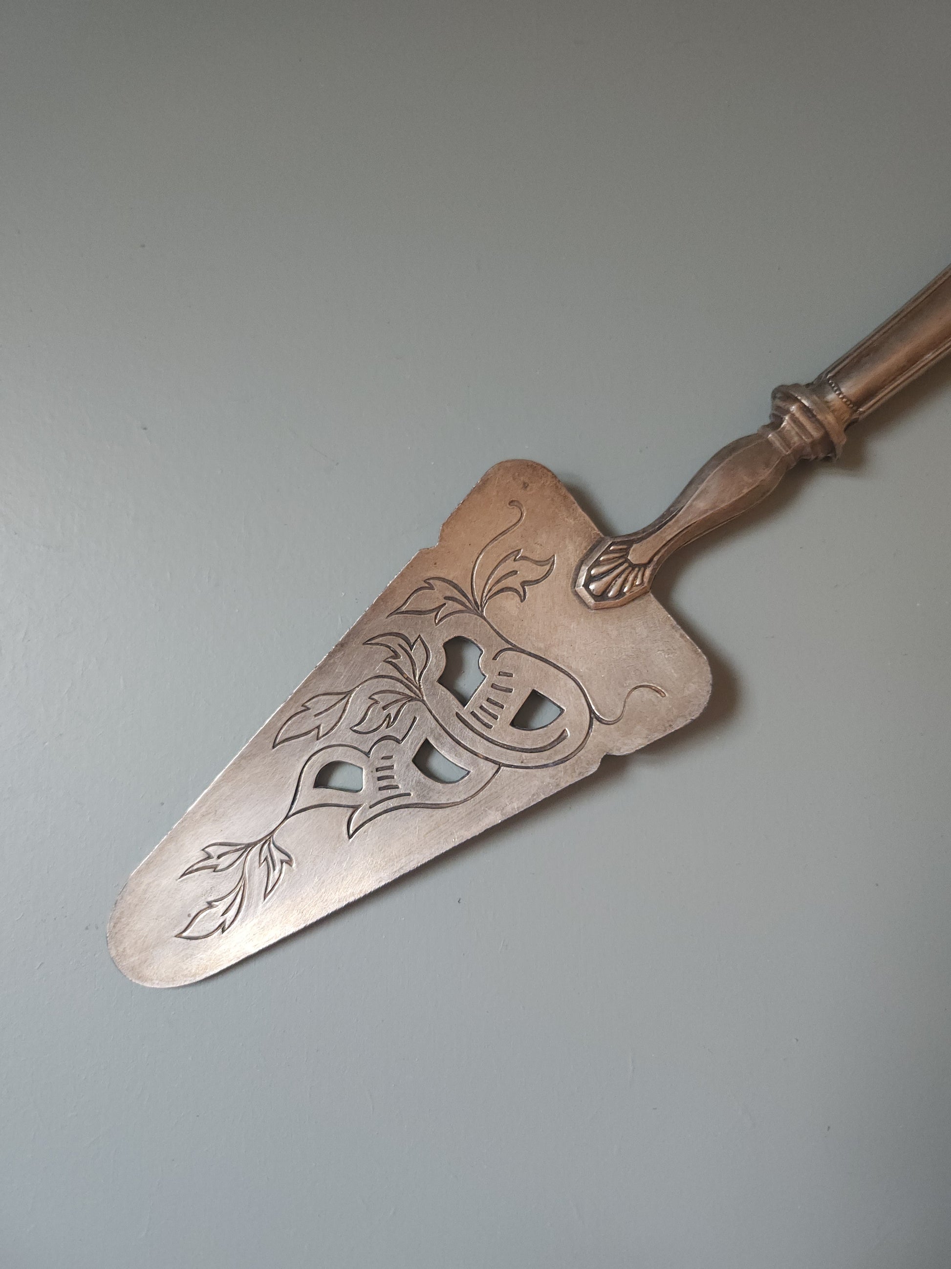 Pelle à tarte en argenterie   Patine