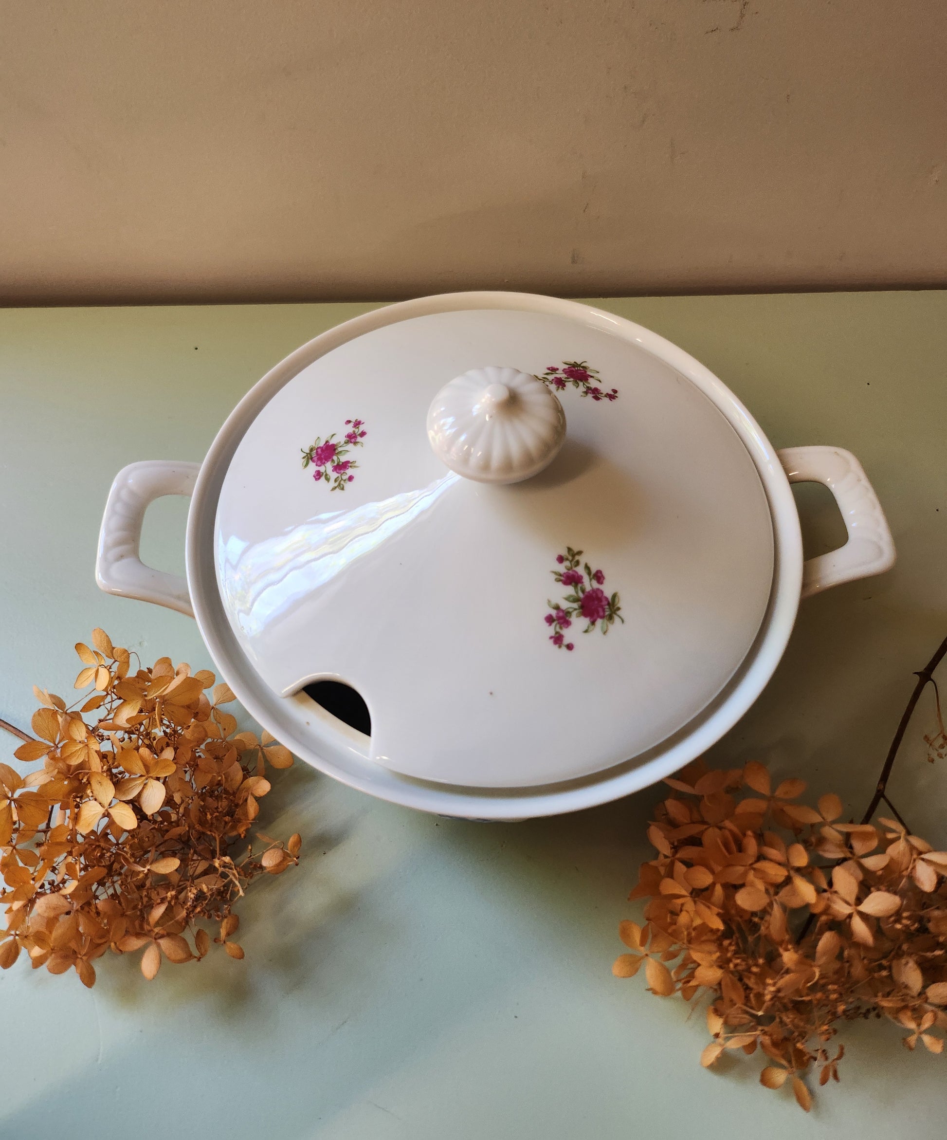 Soupière en porcelaine motif floral   Patine