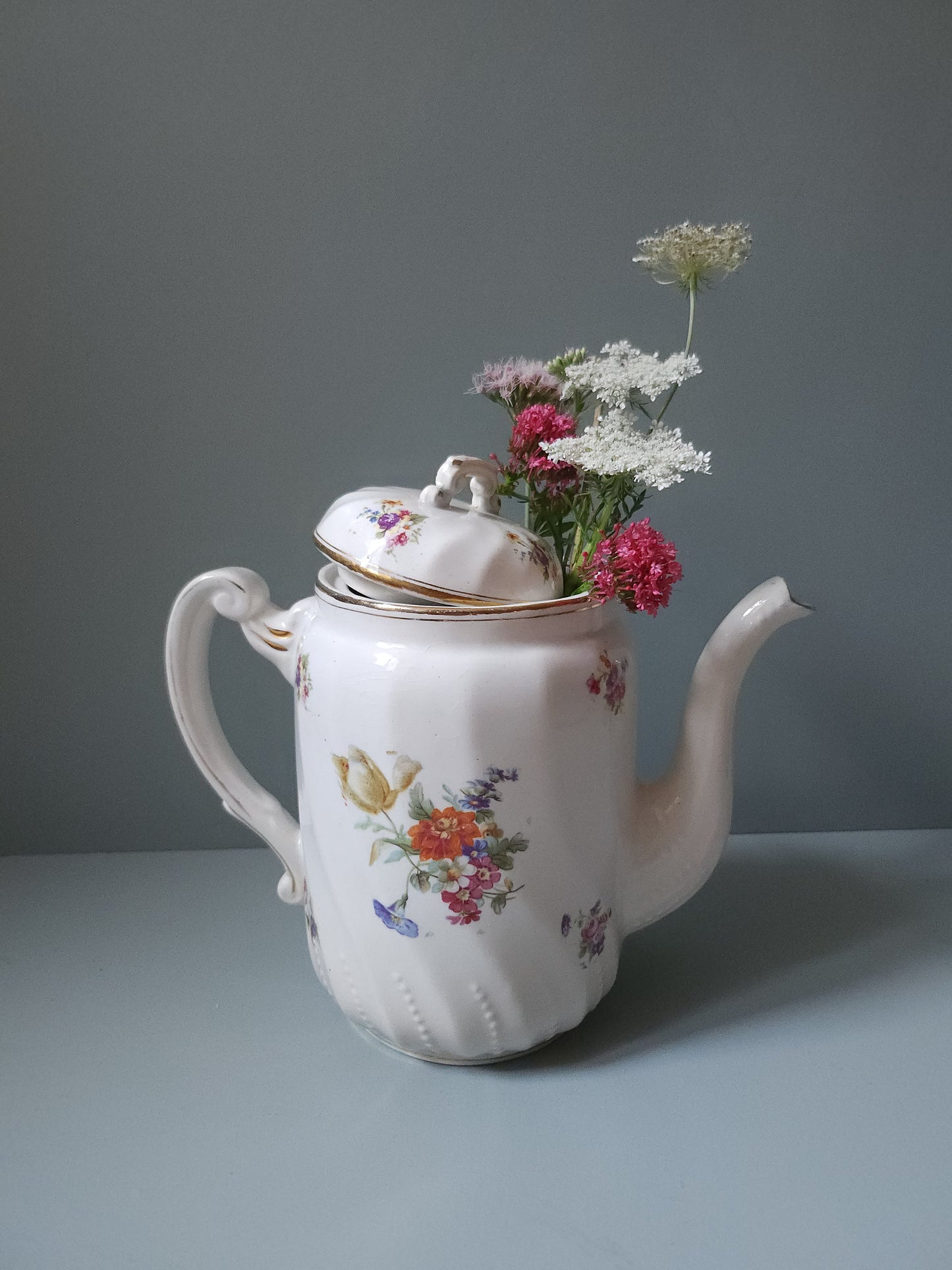 Théière en céramique française fleurie   Patine