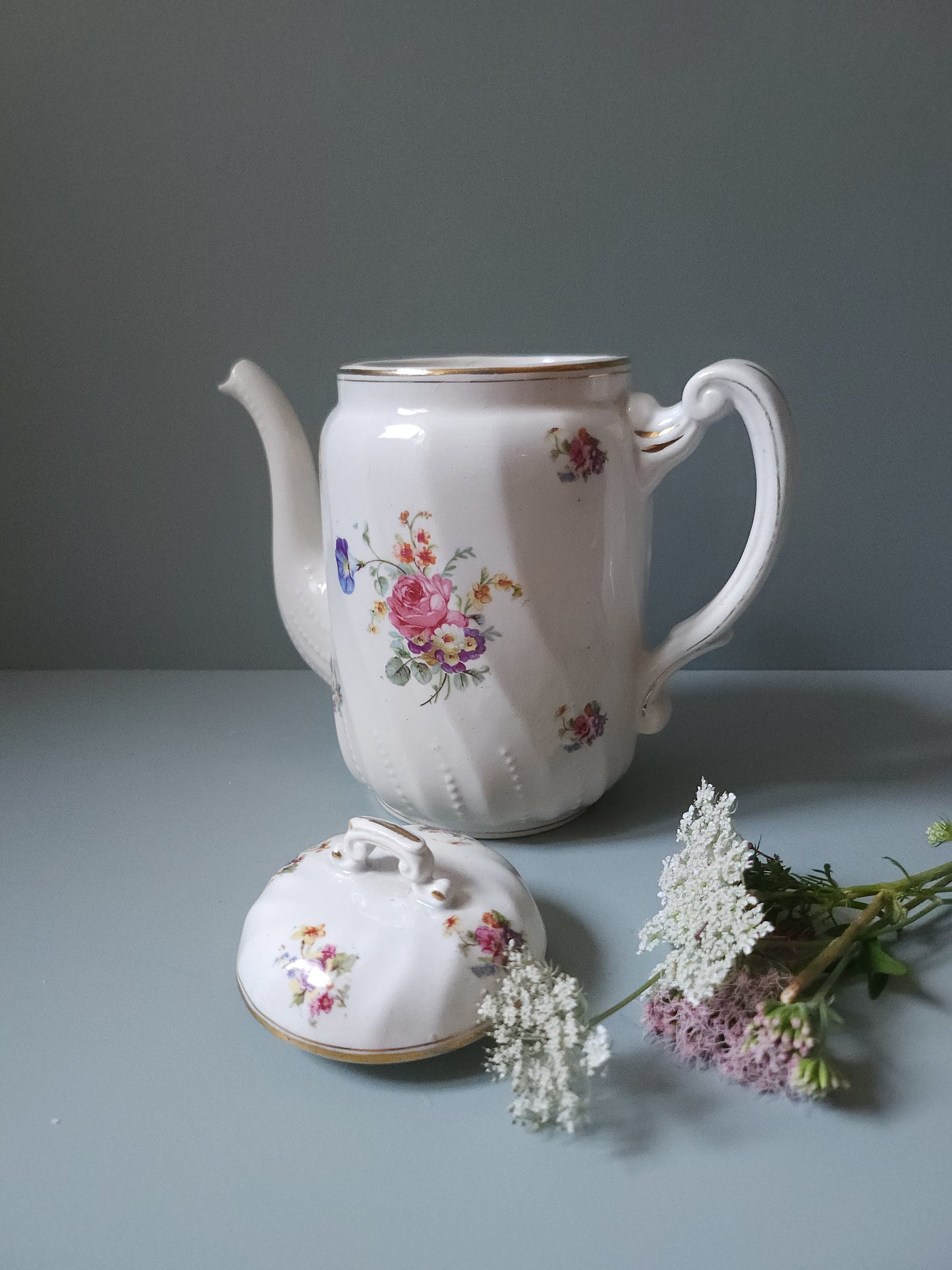 Théière en céramique française fleurie   Patine