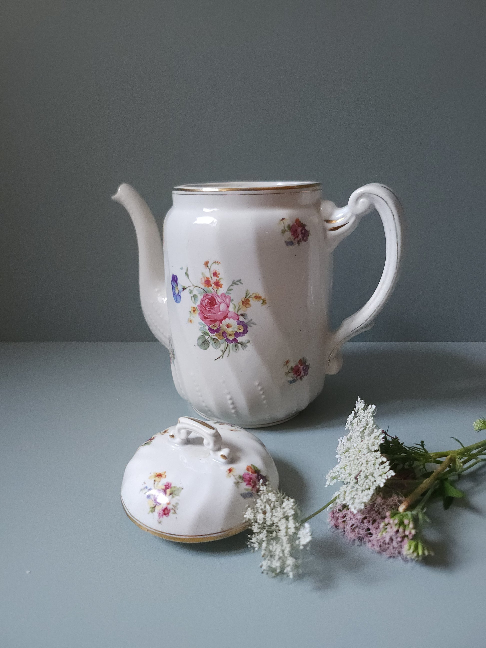 Théière en céramique française fleurie   Patine