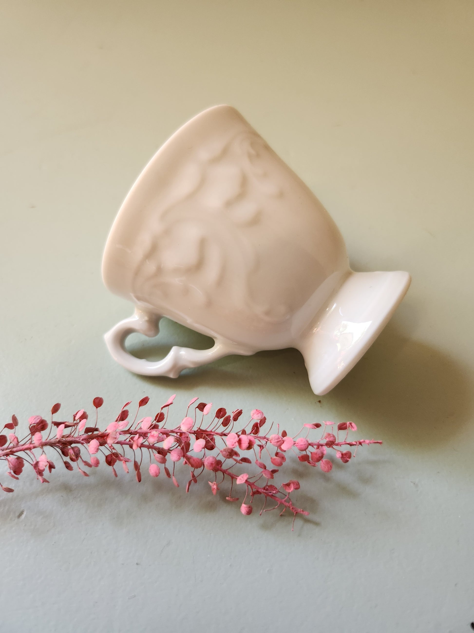 Tasses et soucoupes blanches en porcelaine lot de deux   Patine