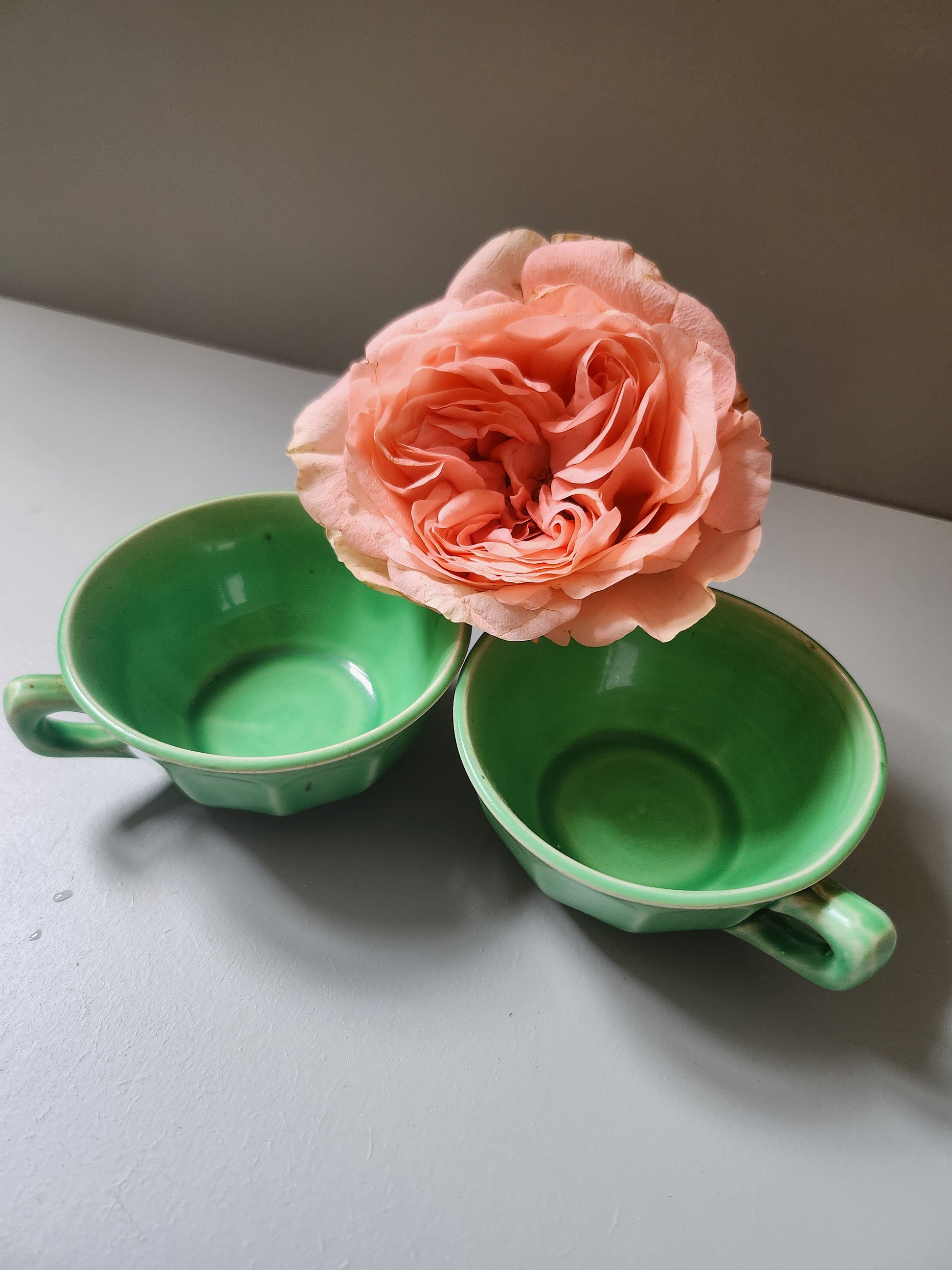 Tasses vertes en céramique lot de 2   Patine