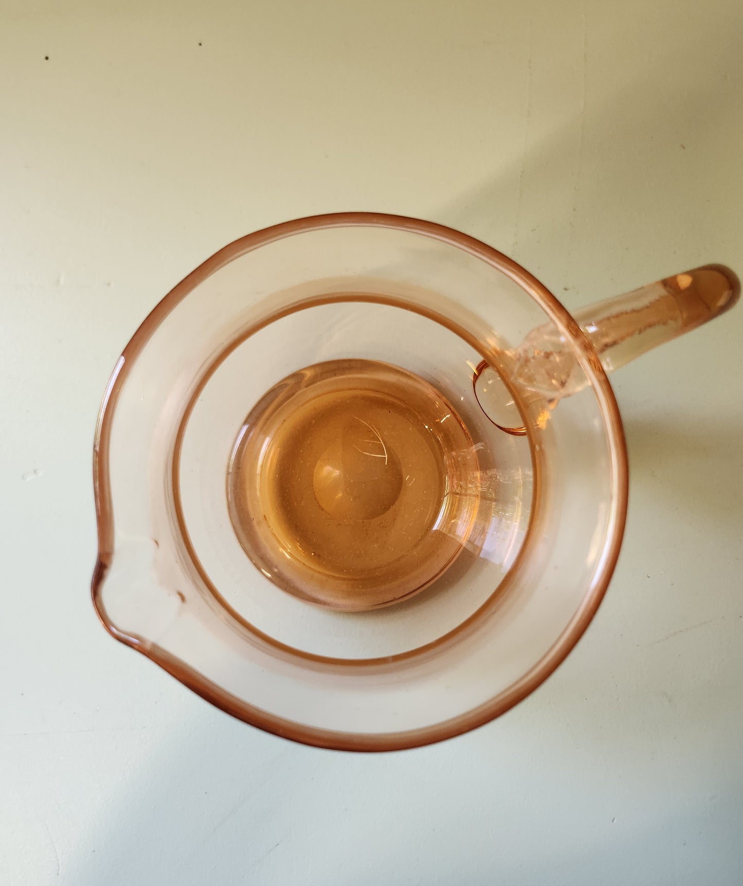 Pichet en verre teinté rose   Patine