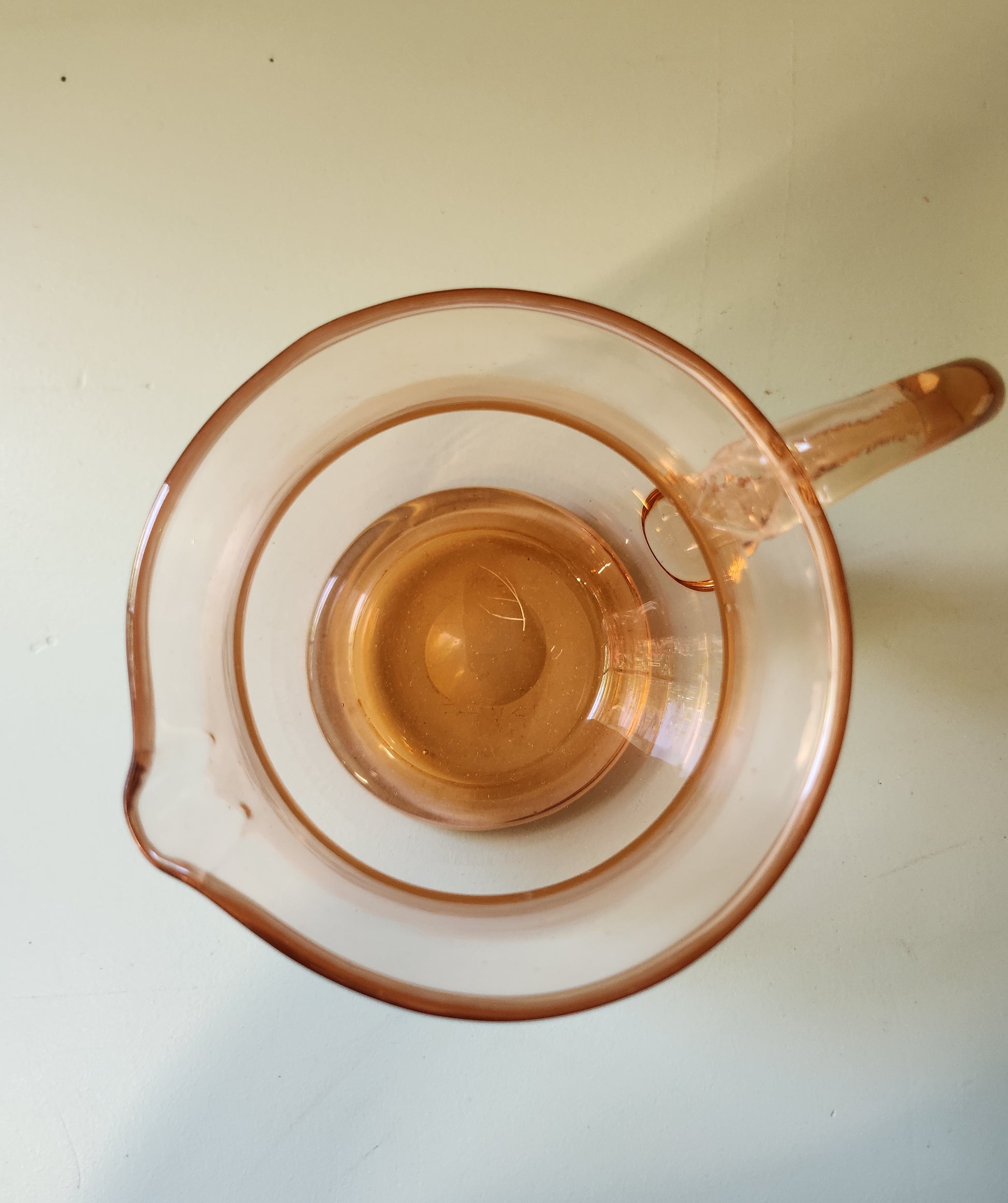 Pichet en verre teinté rose   Patine
