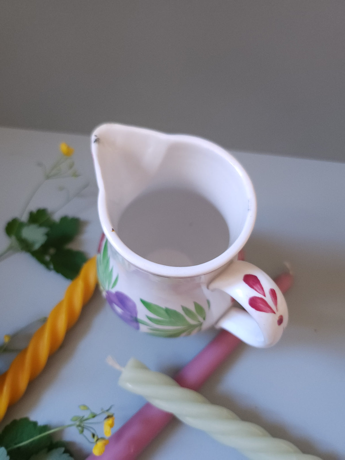 Cruche en faïence de Sarreguemines motif floral   Patine