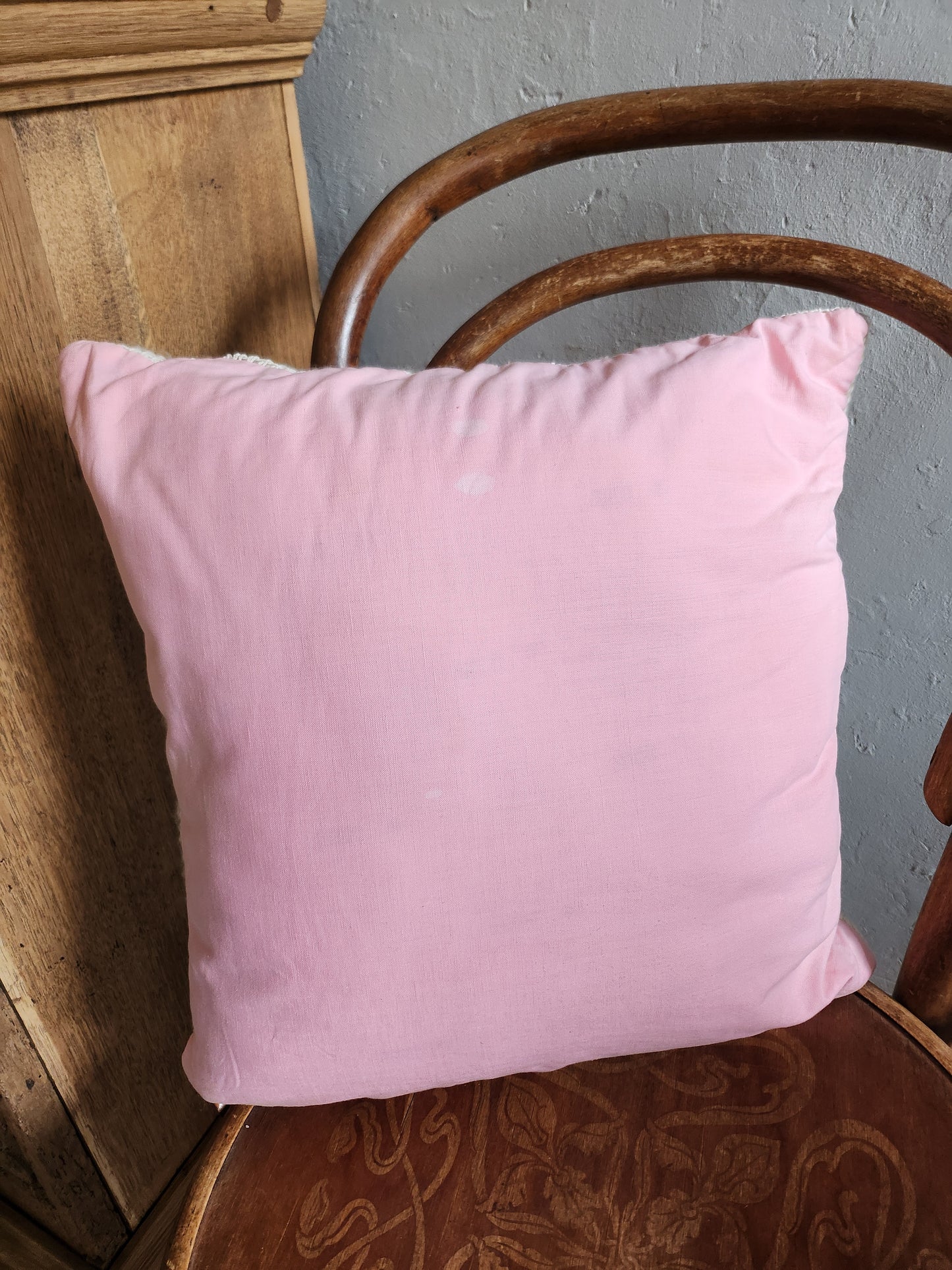 Coussin point de croix motif chat et fleurs   Patine