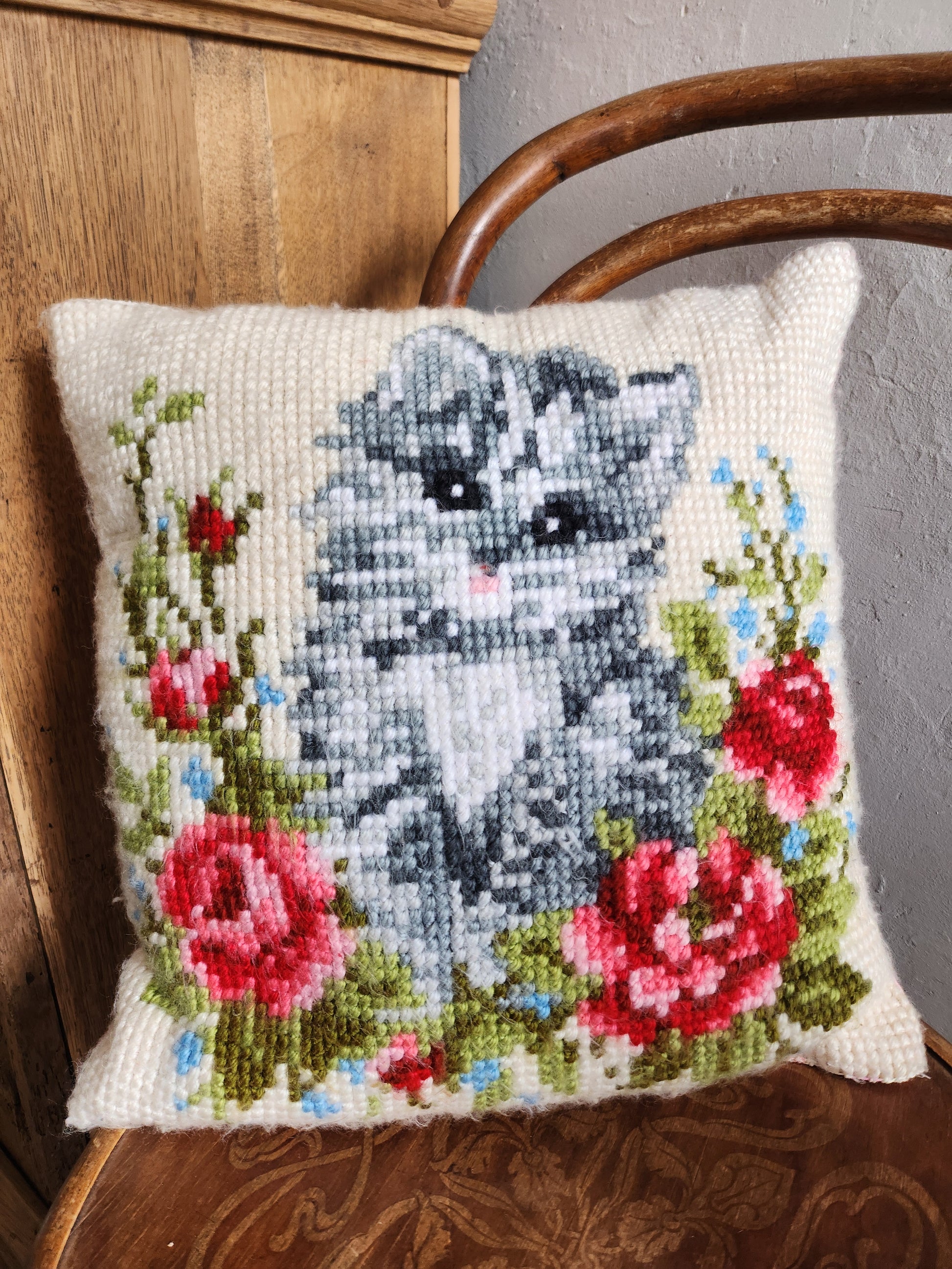 Coussin point de croix motif chat et fleurs   Patine