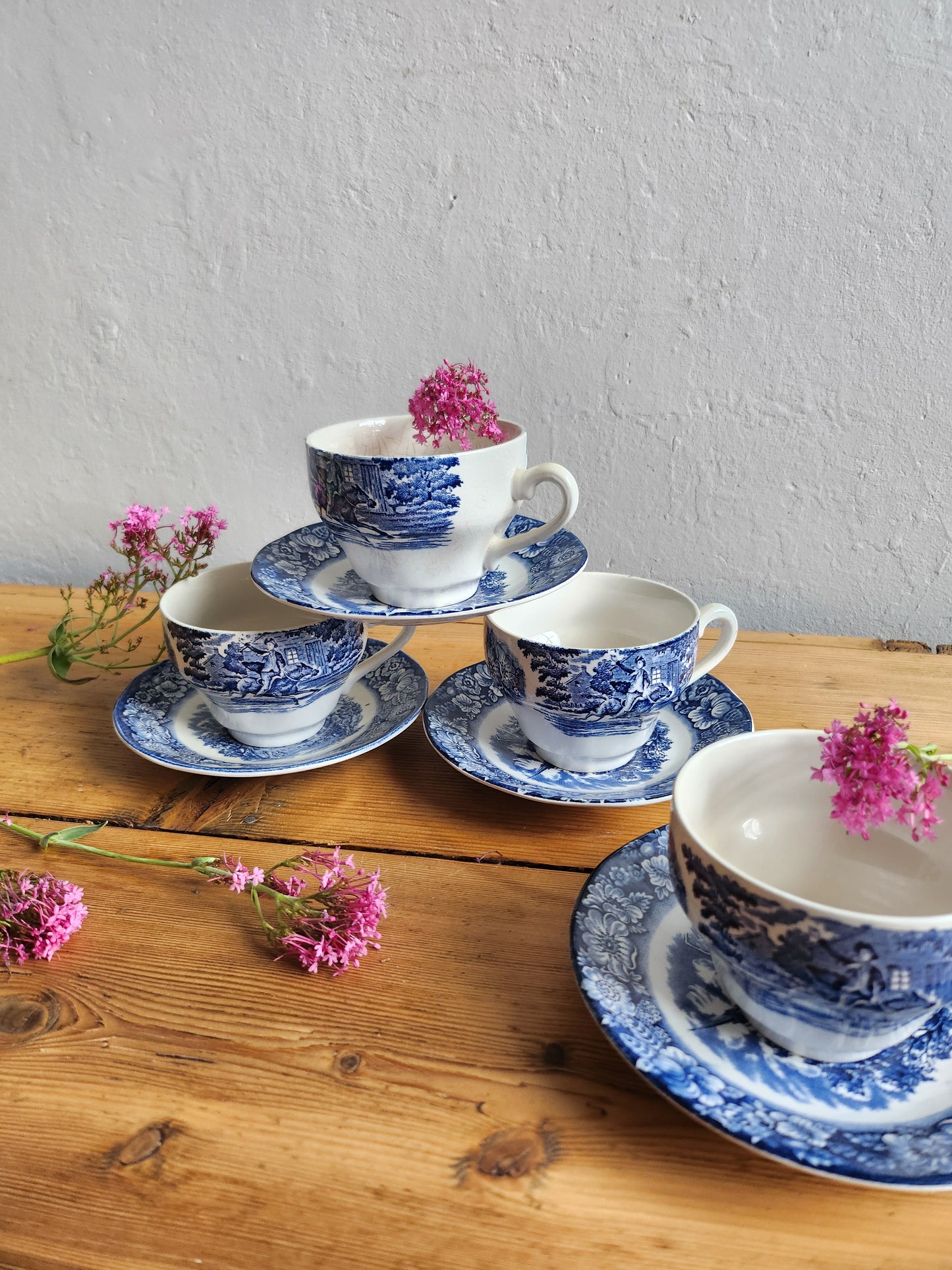 Tasse à café + assiettes en faïence fabriquées en Angleterre lot de 4   Patine