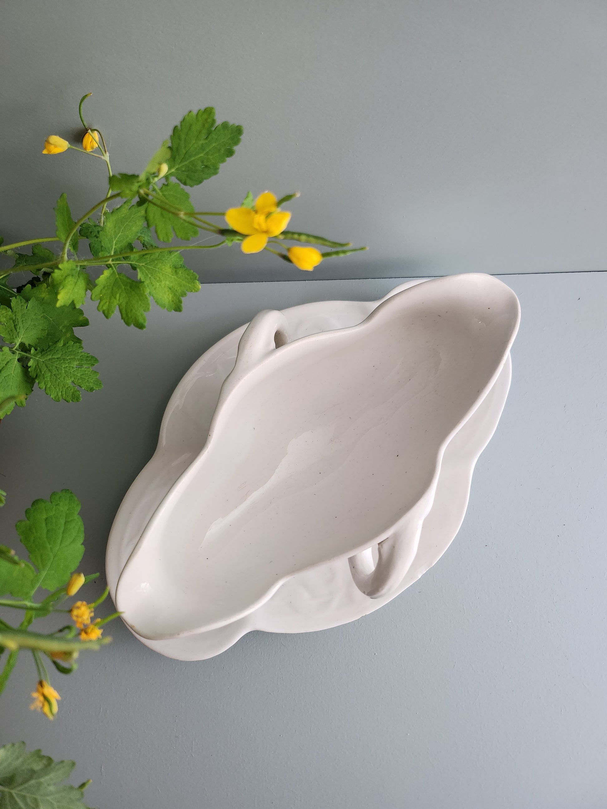 Saucière ancienne en porcelaine blanche - Patine