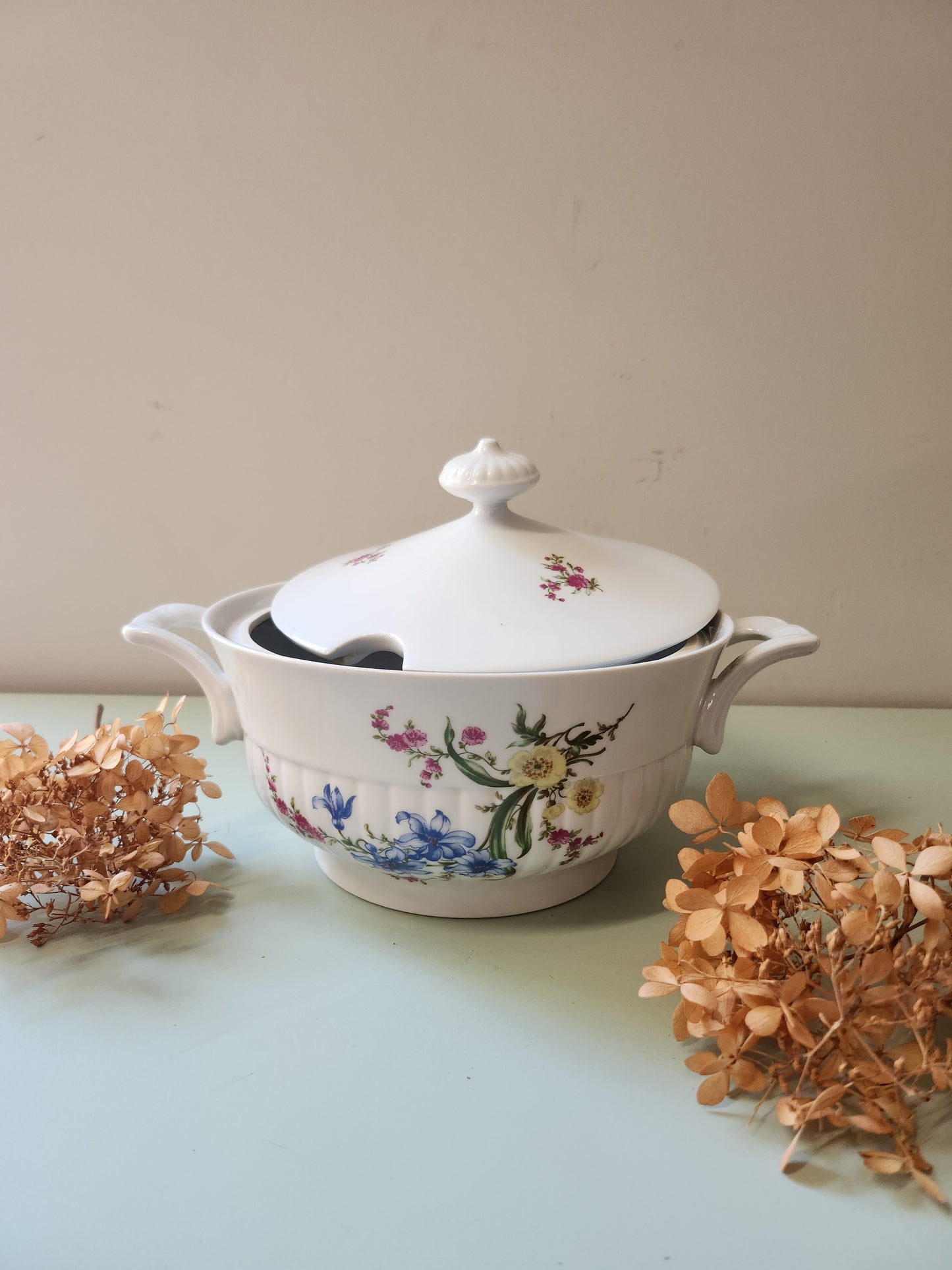 Soupière en porcelaine motif floral   Patine