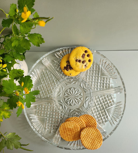 Plat apéritif en verre moulé