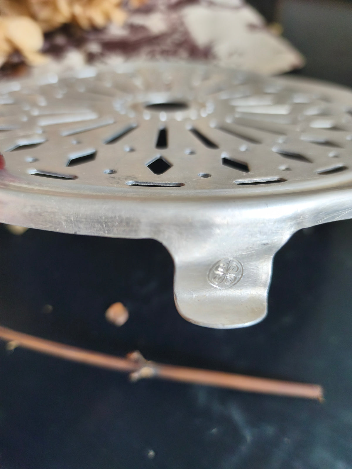 Sous plat en aluminium   Patine