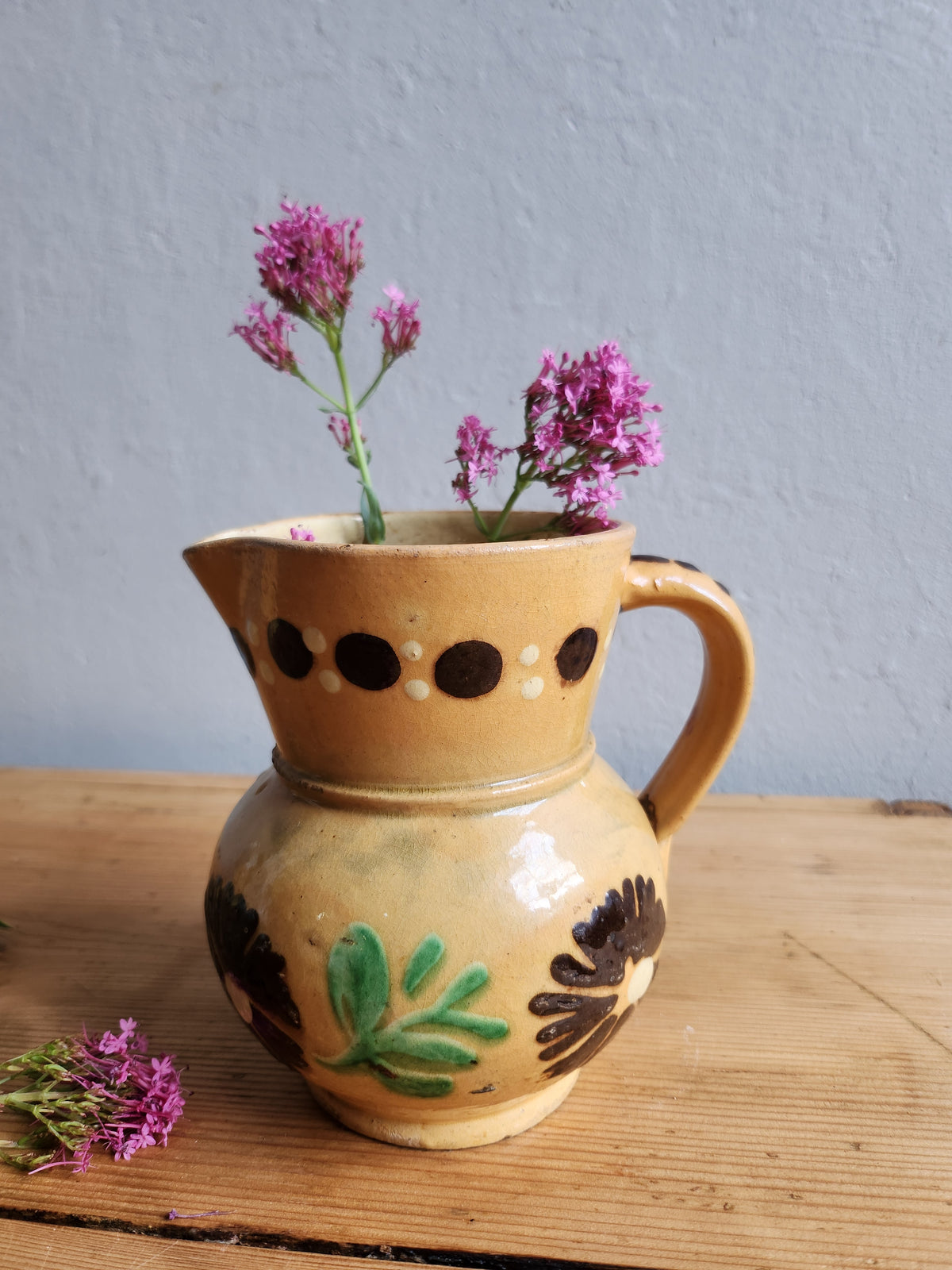 Pichet en terre cuite motif floral   Patine