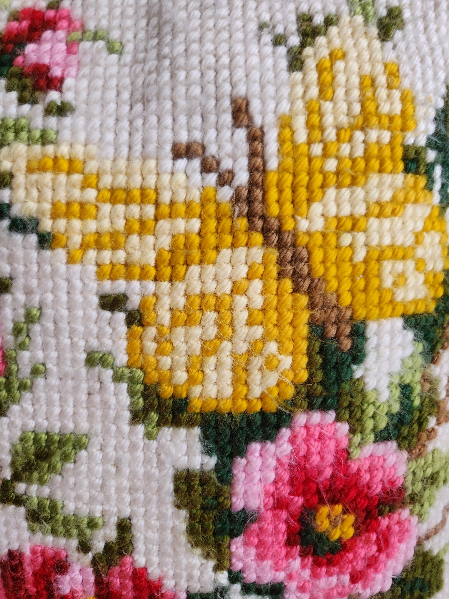 Coussin en point de croix motif fleurs papillon   Patine