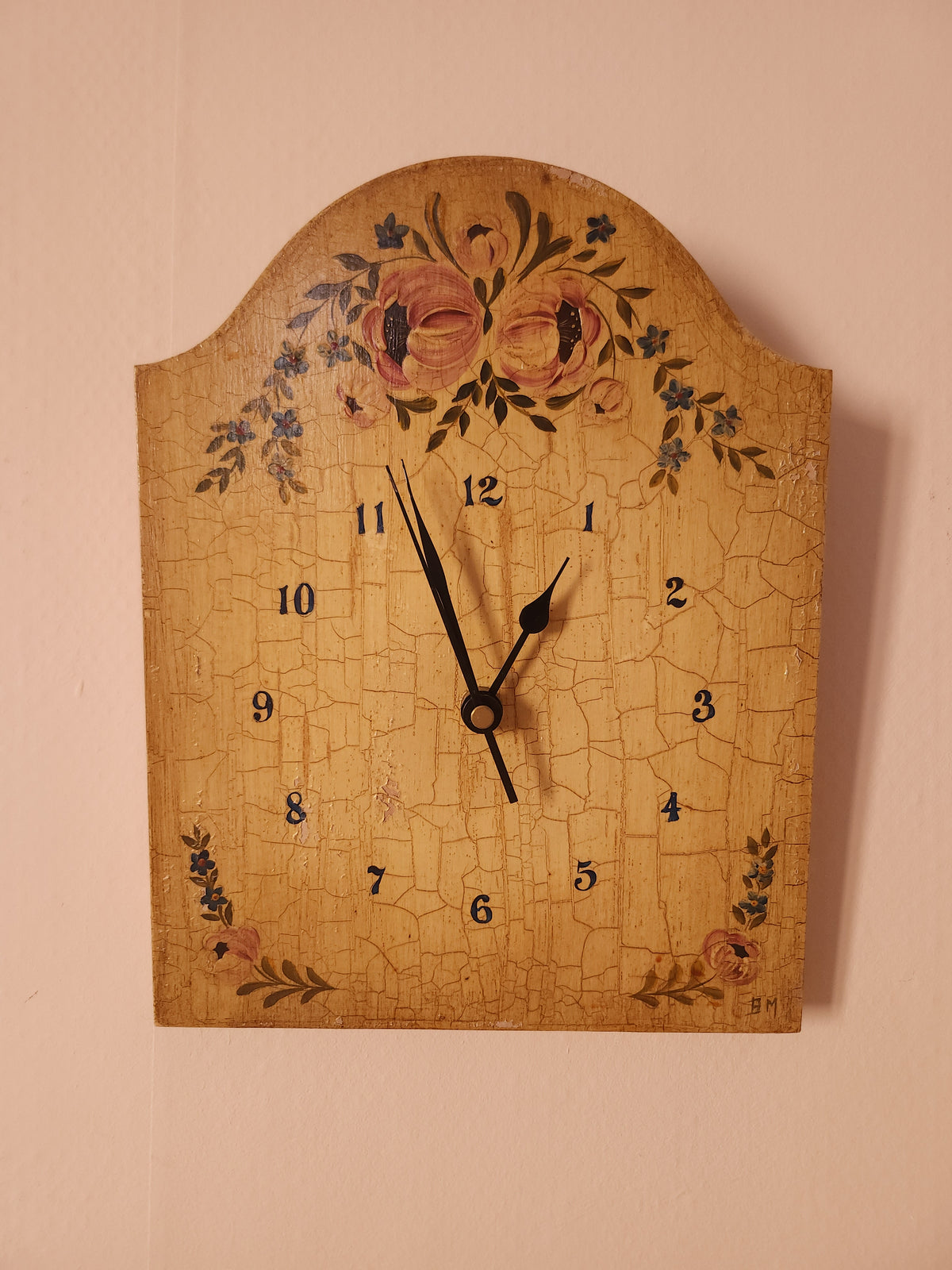 Horloge en bois peint à la main   Patine