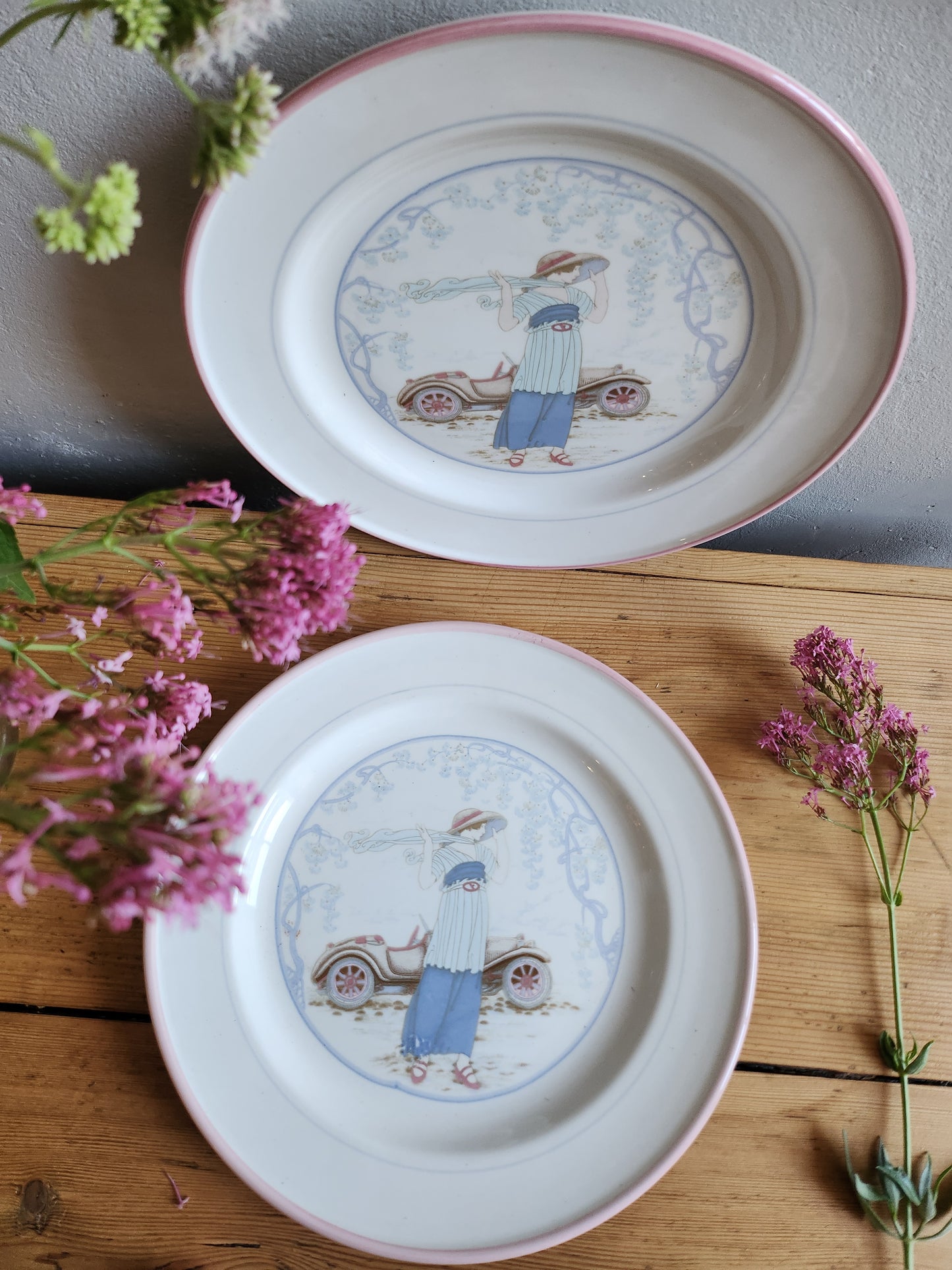 Assiette plate "femme à la voiture" lot de 2   Patine