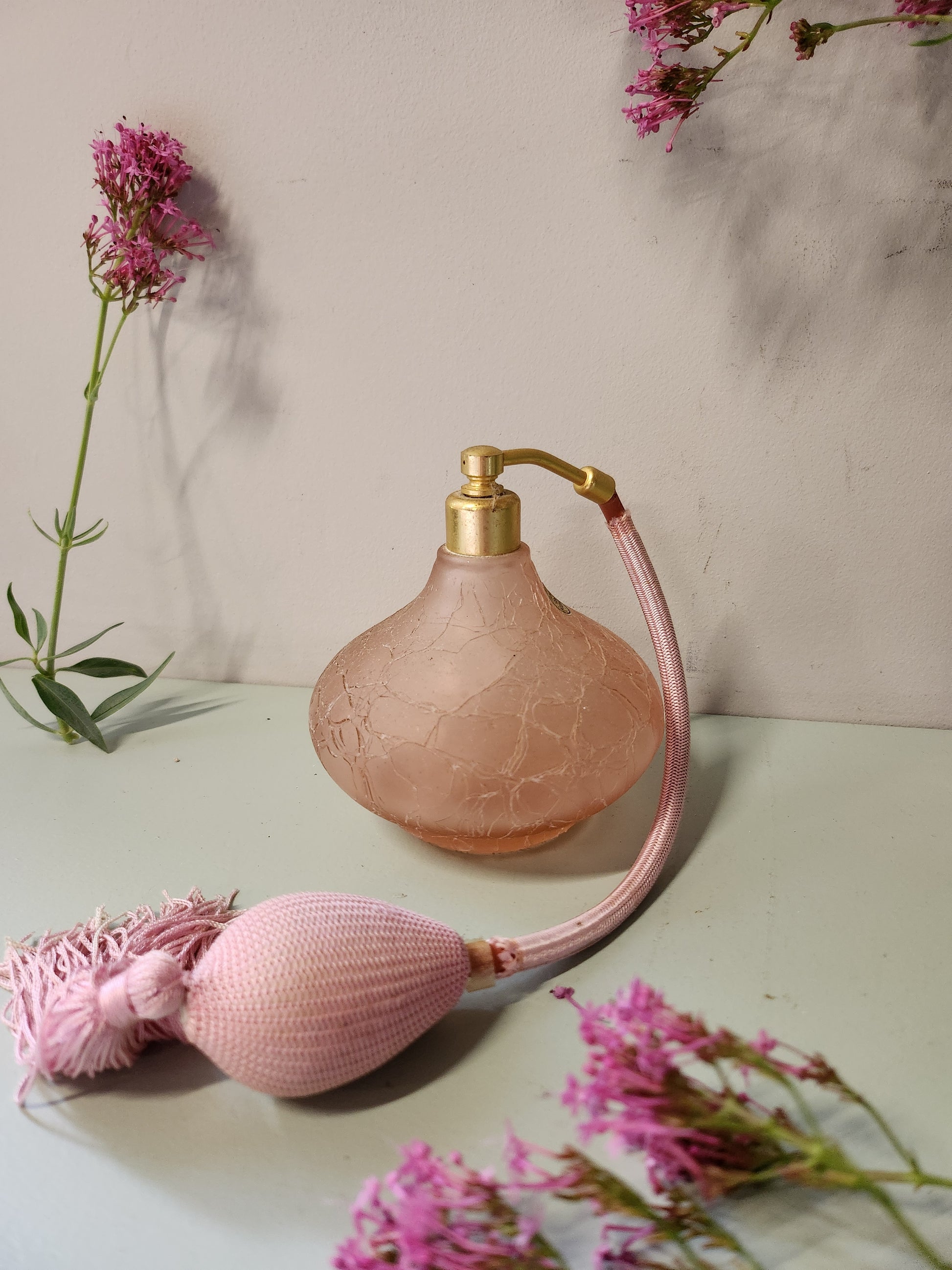 Vaporisateur de parfum rose vintage   Patine