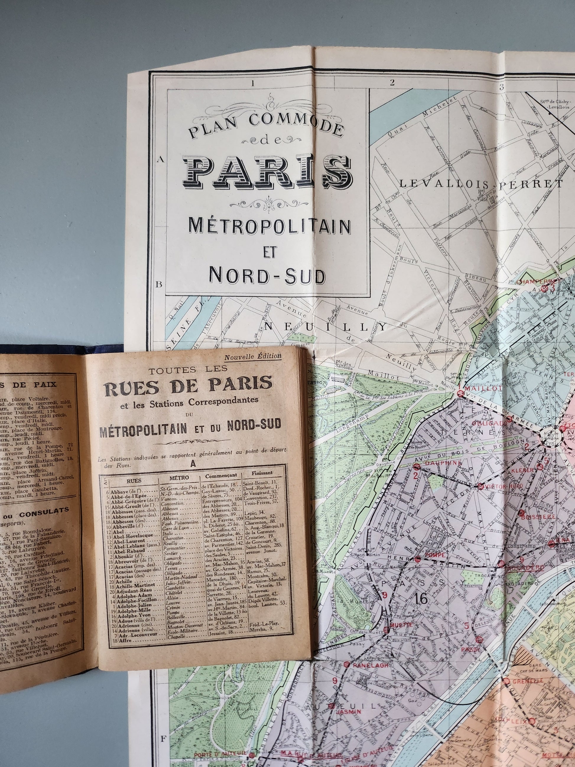 Guide commode des rues de Paris avec plan dépliable   Patine