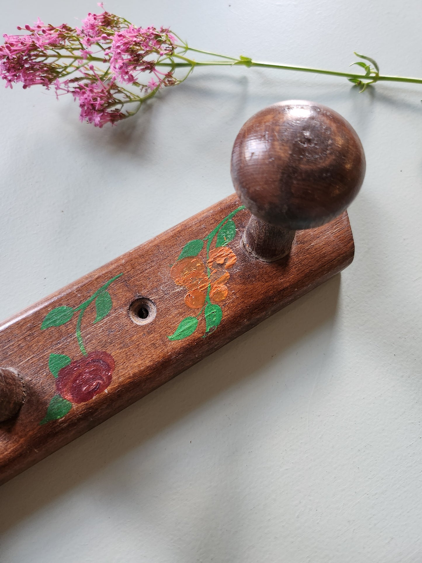 Porte-manteau en bois peint à la main   Patine