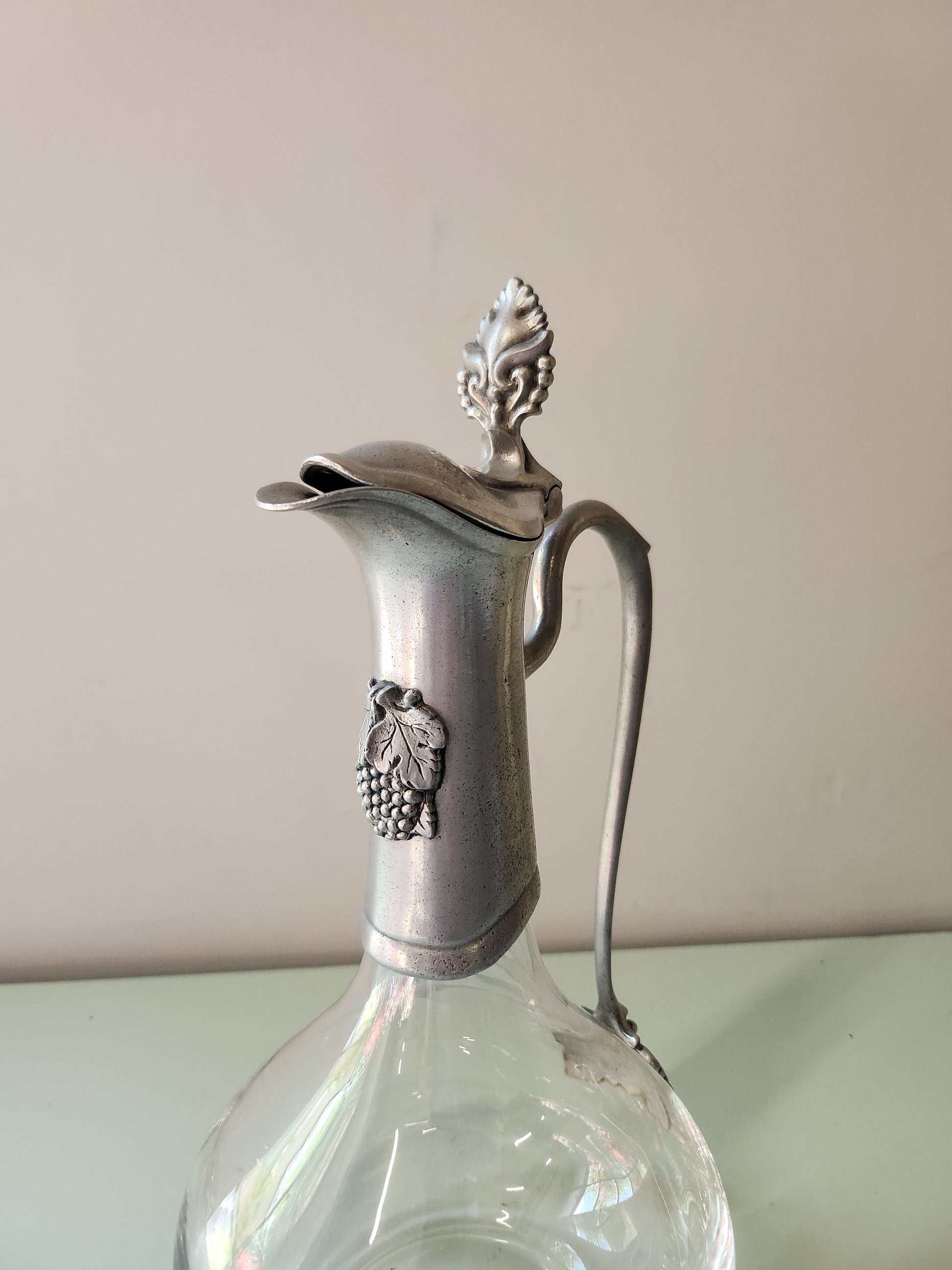 Carafe à vin en verre et en étain   Patine