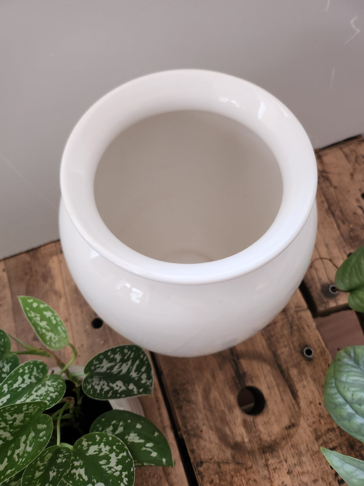 Vase blanc en céramique   Patine