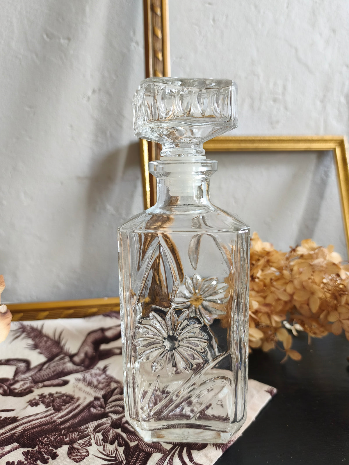 Carafe en verre transparent orné de gravure   Patine