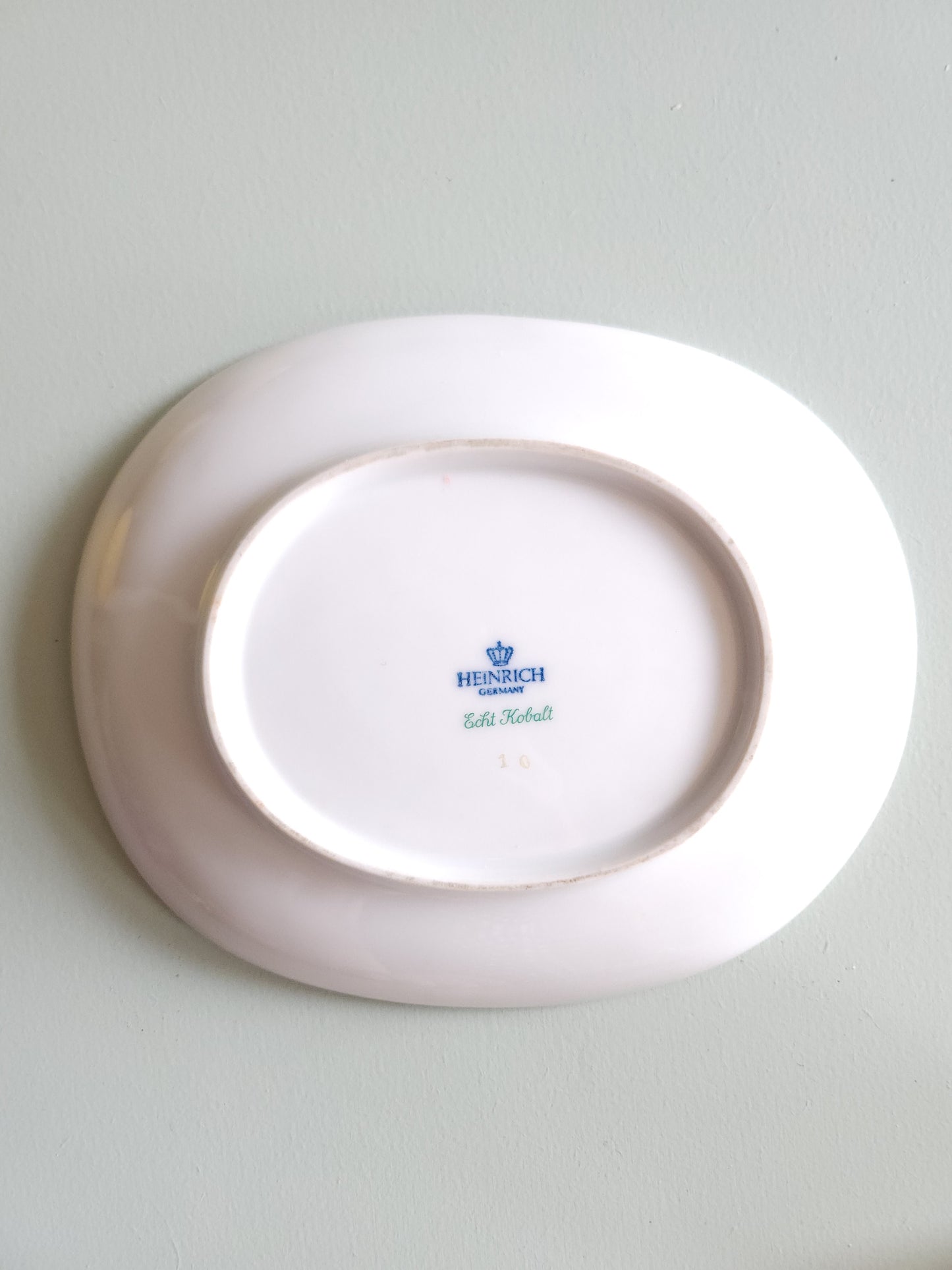Petit plat en porcelaine allemand motif floral   Patine