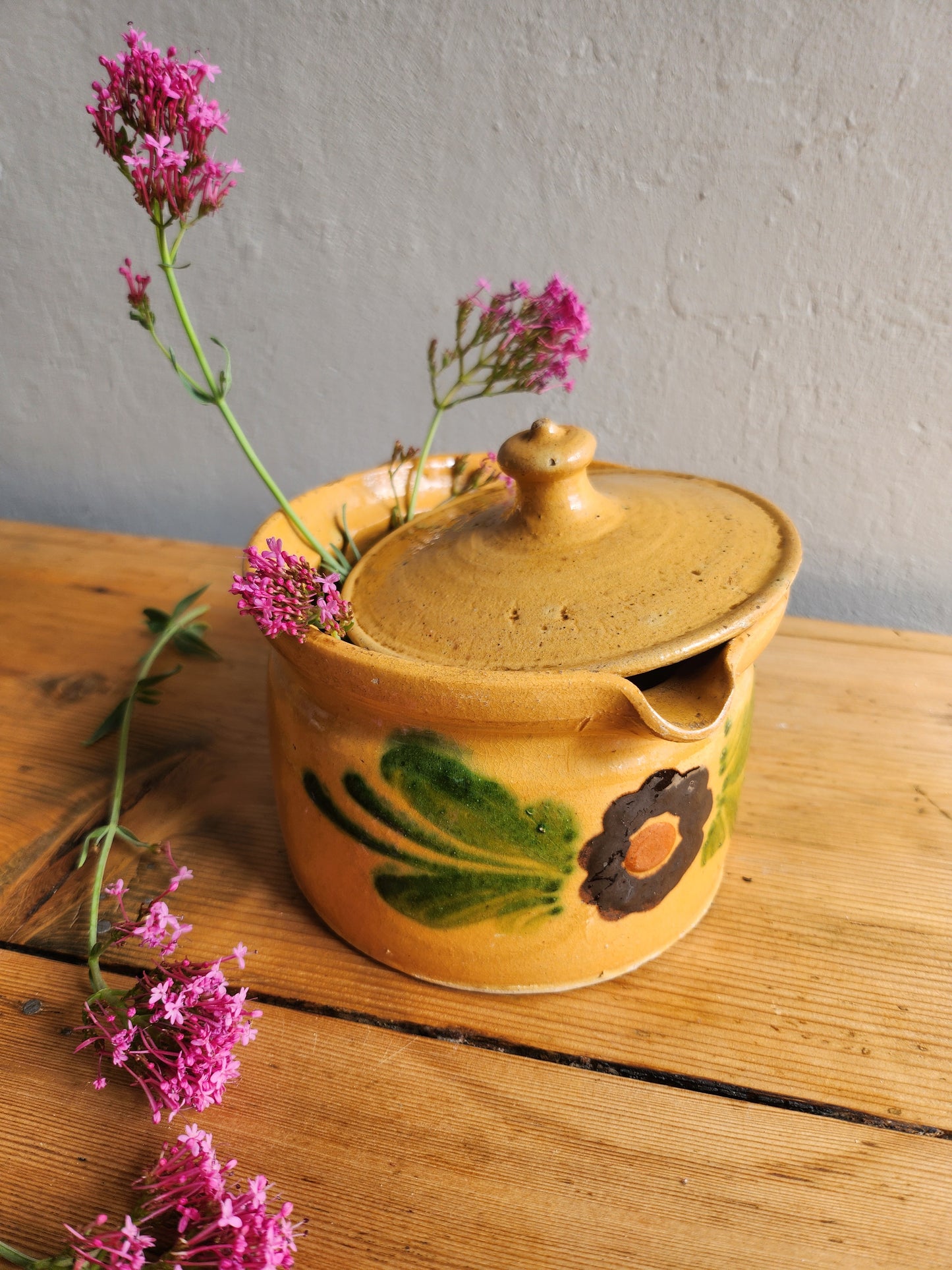 Pot avec couvercle en terre cuite à motif floral   Patine