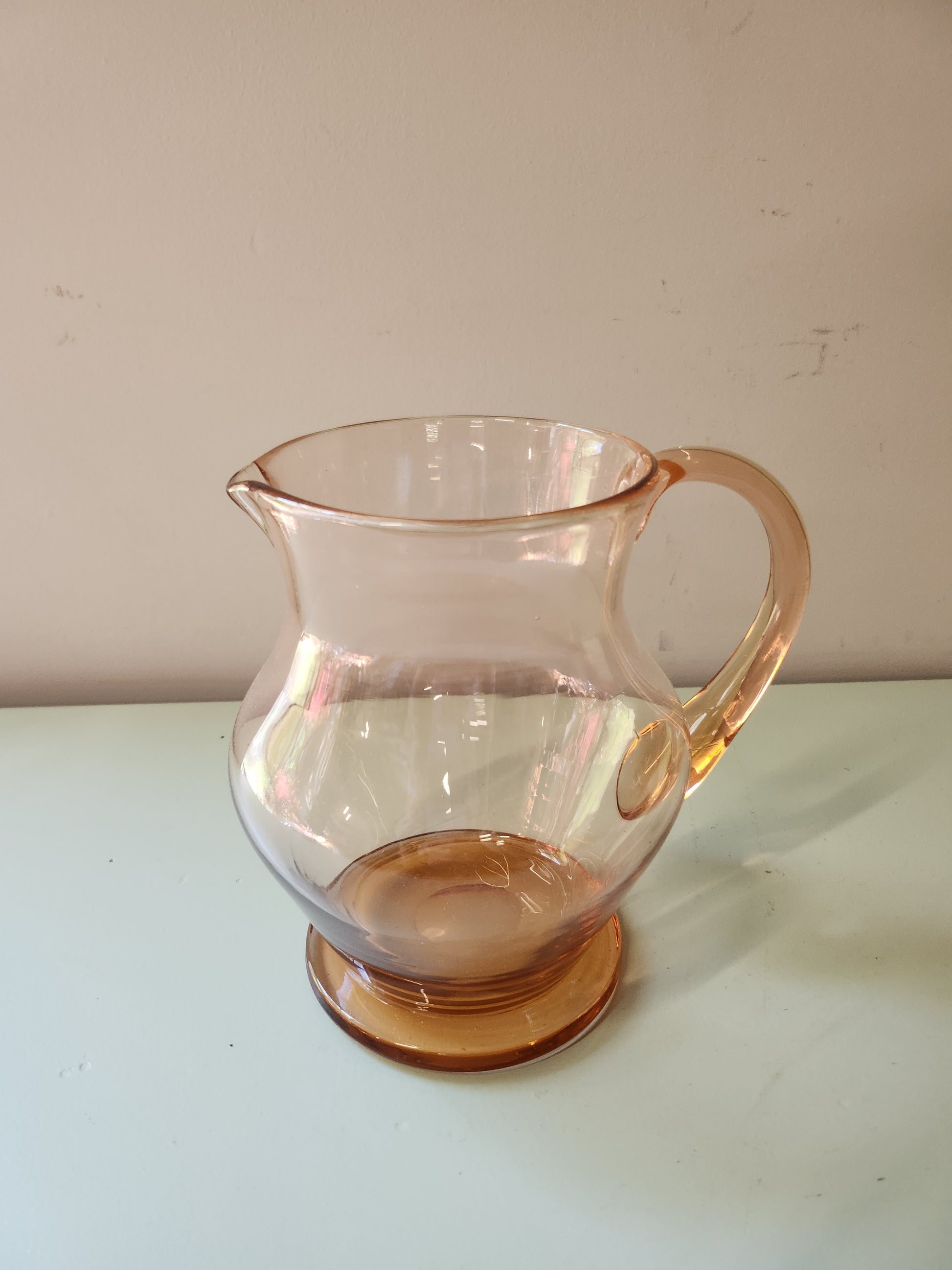 Pichet en verre teinté rose   Patine