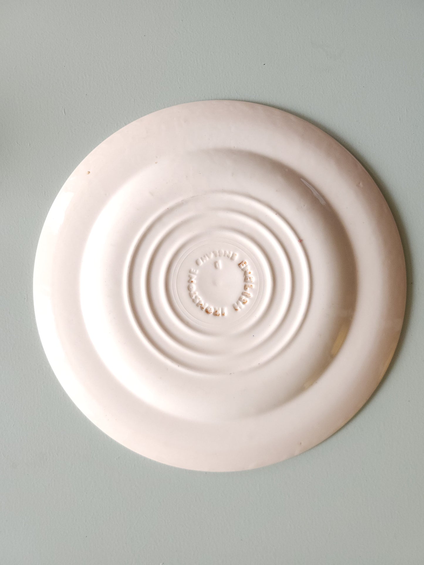 Assiette plate en faïence style anglais   Patine