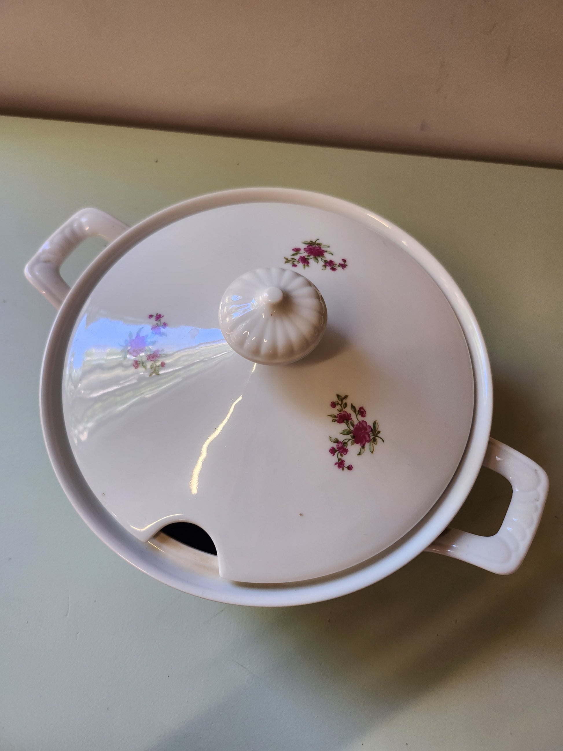 Soupière en porcelaine motif floral   Patine
