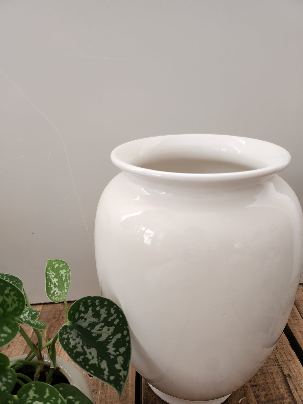 Vase blanc en céramique   Patine