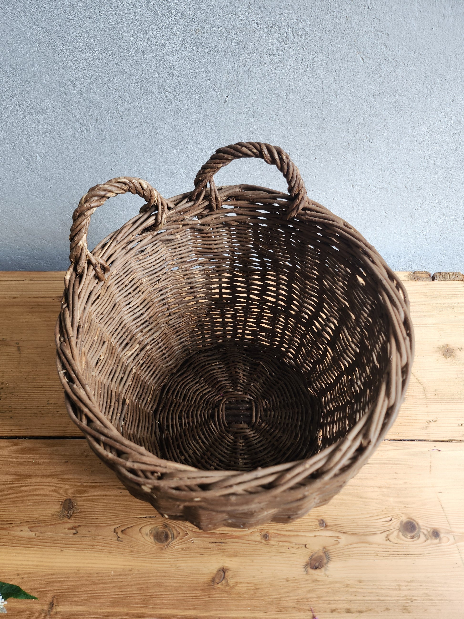 Panier en osier tressé   Patine