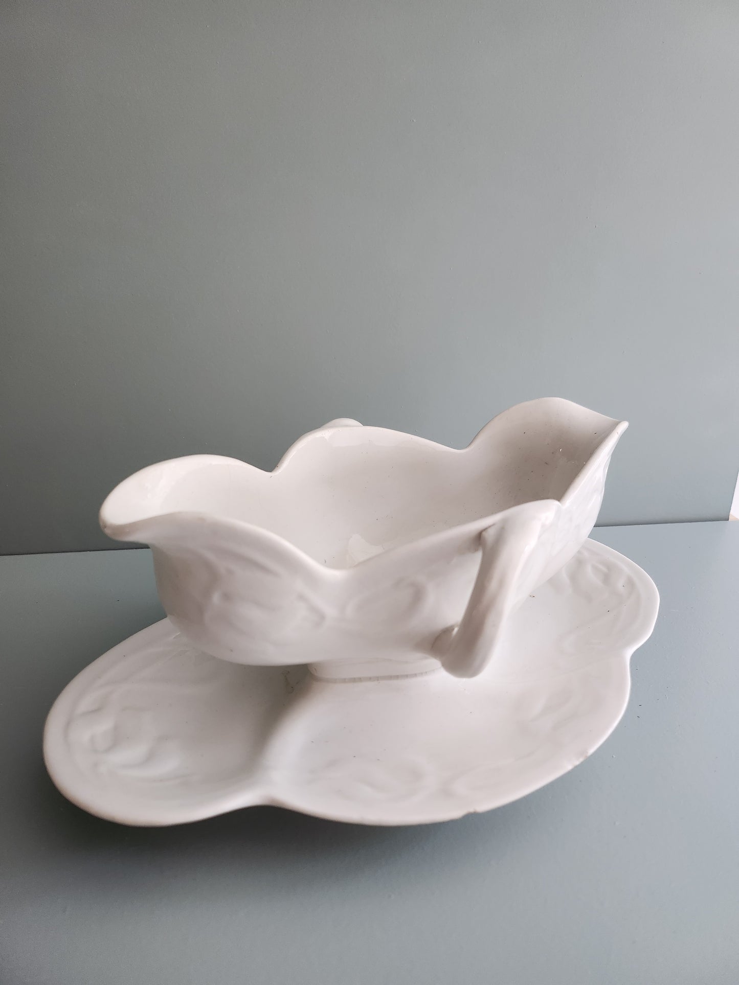 Saucière ancienne en porcelaine blanche - Patine