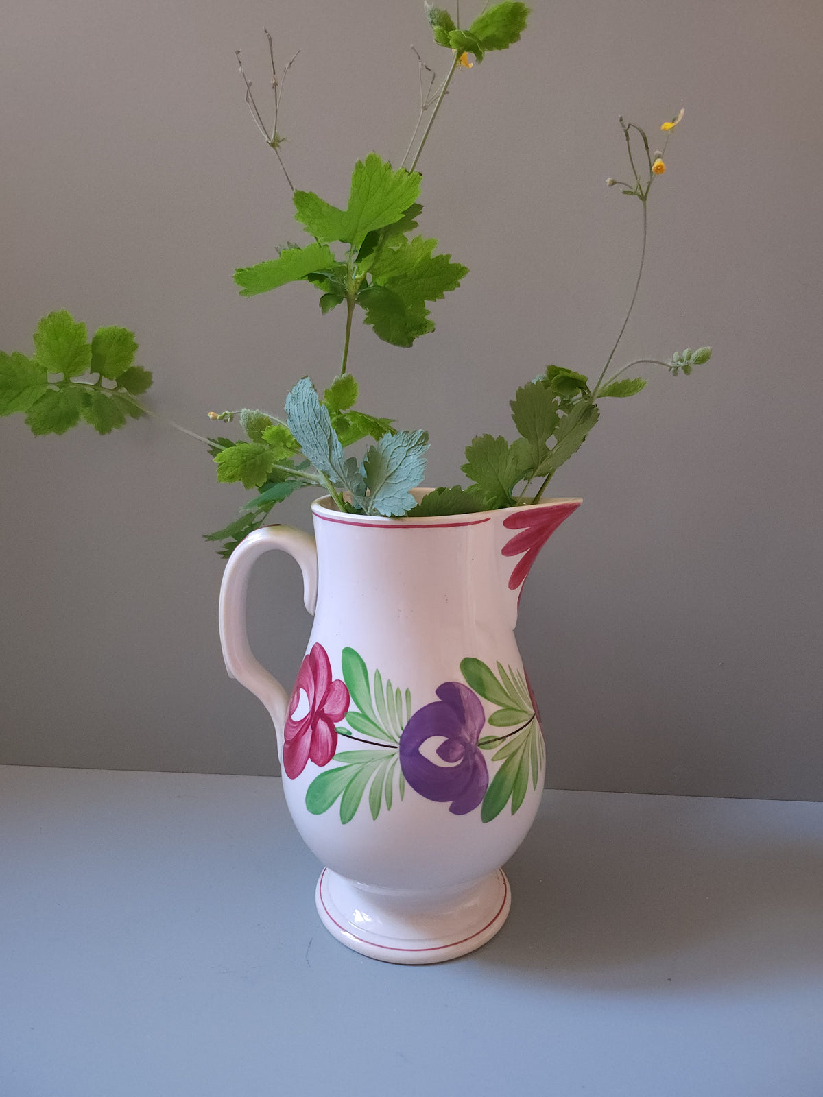 Cruche en faïence de Sarreguemines à motif floral   Patine