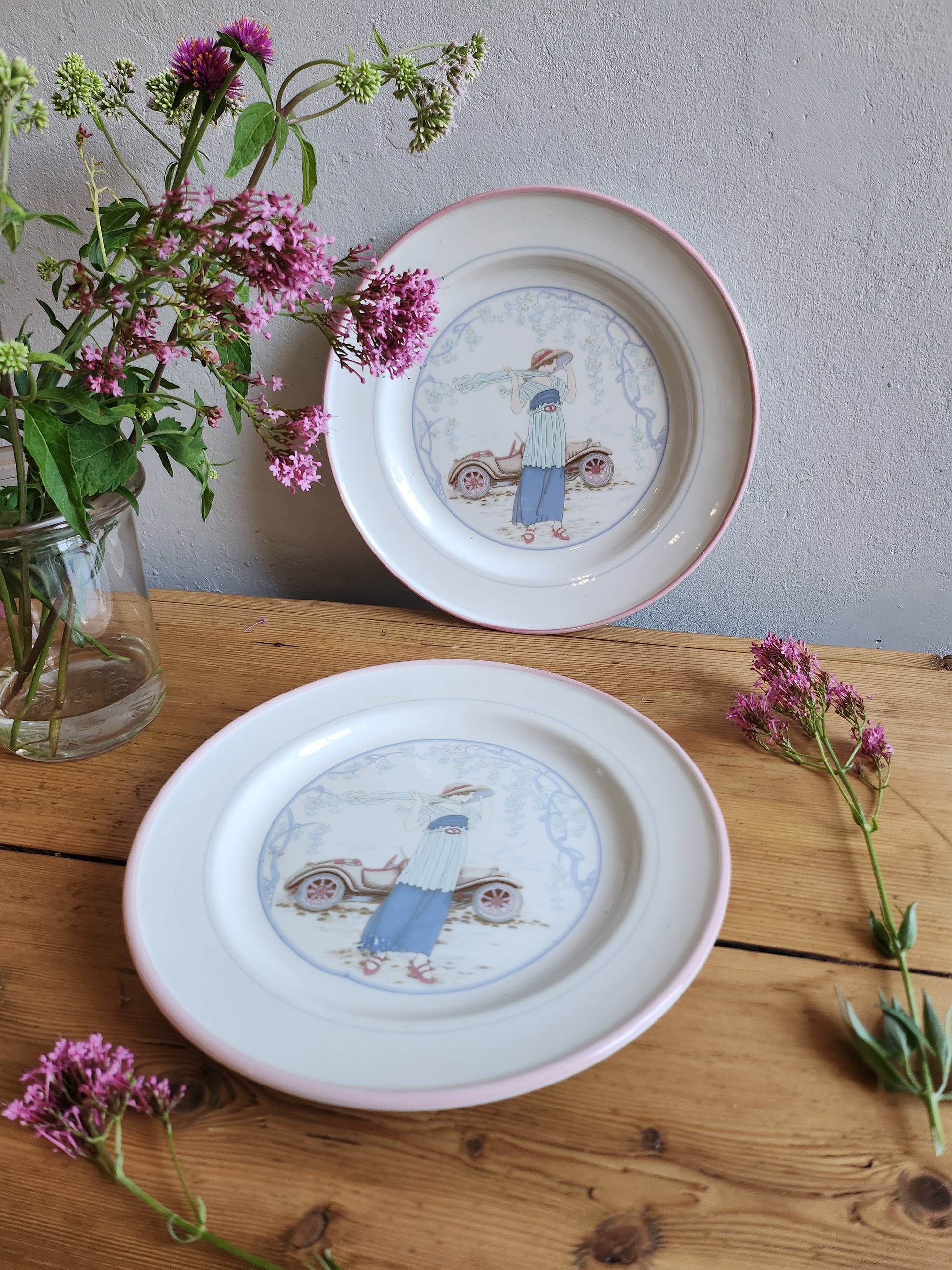 Assiette plate "femme à la voiture" lot de 2   Patine