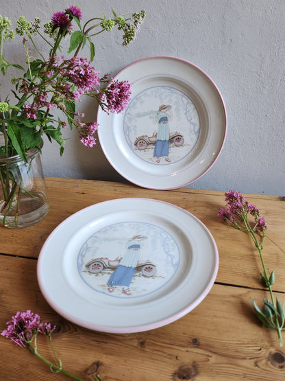 Assiette plate "femme à la voiture" lot de 2   Patine