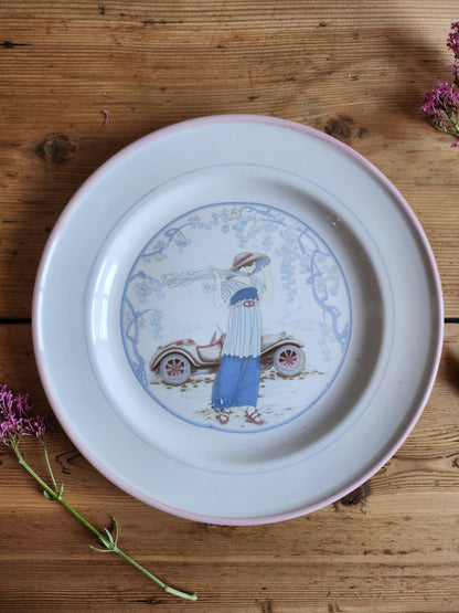Assiette plate "femme à la voiture" lot de 2   Patine