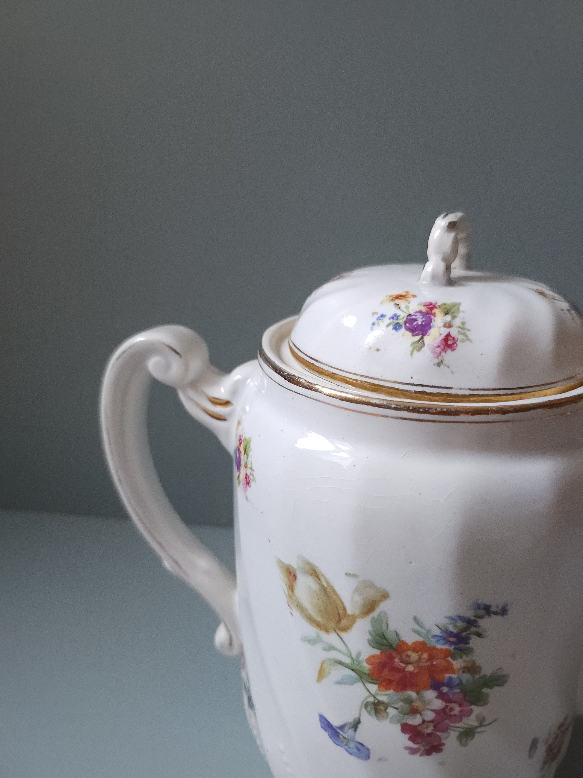 Théière en céramique française fleurie   Patine
