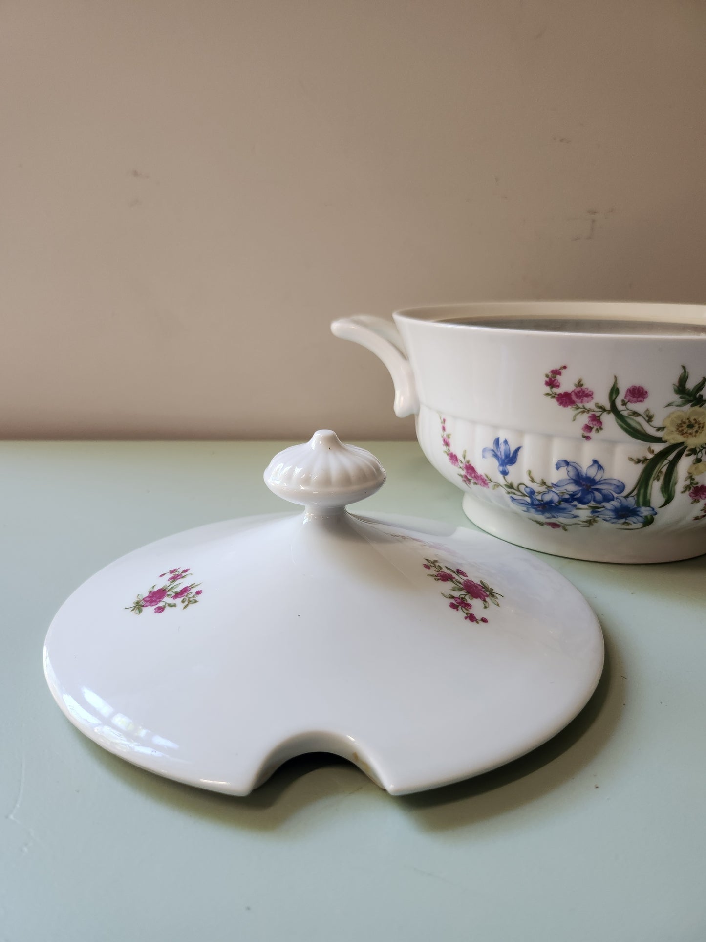 Soupière en porcelaine motif floral   Patine