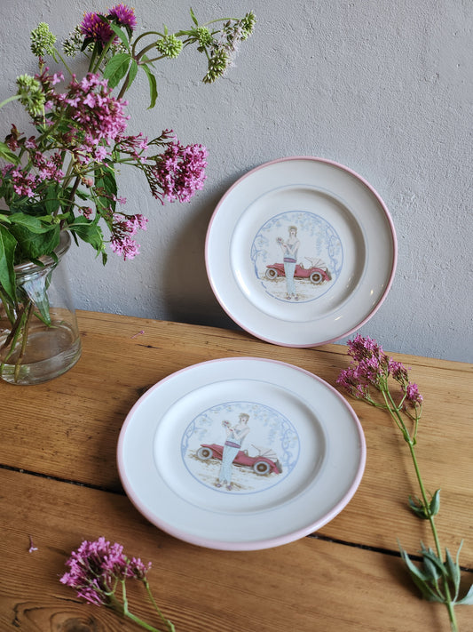 Assiette à dessert en céramique "femme à la voiture"   Patine