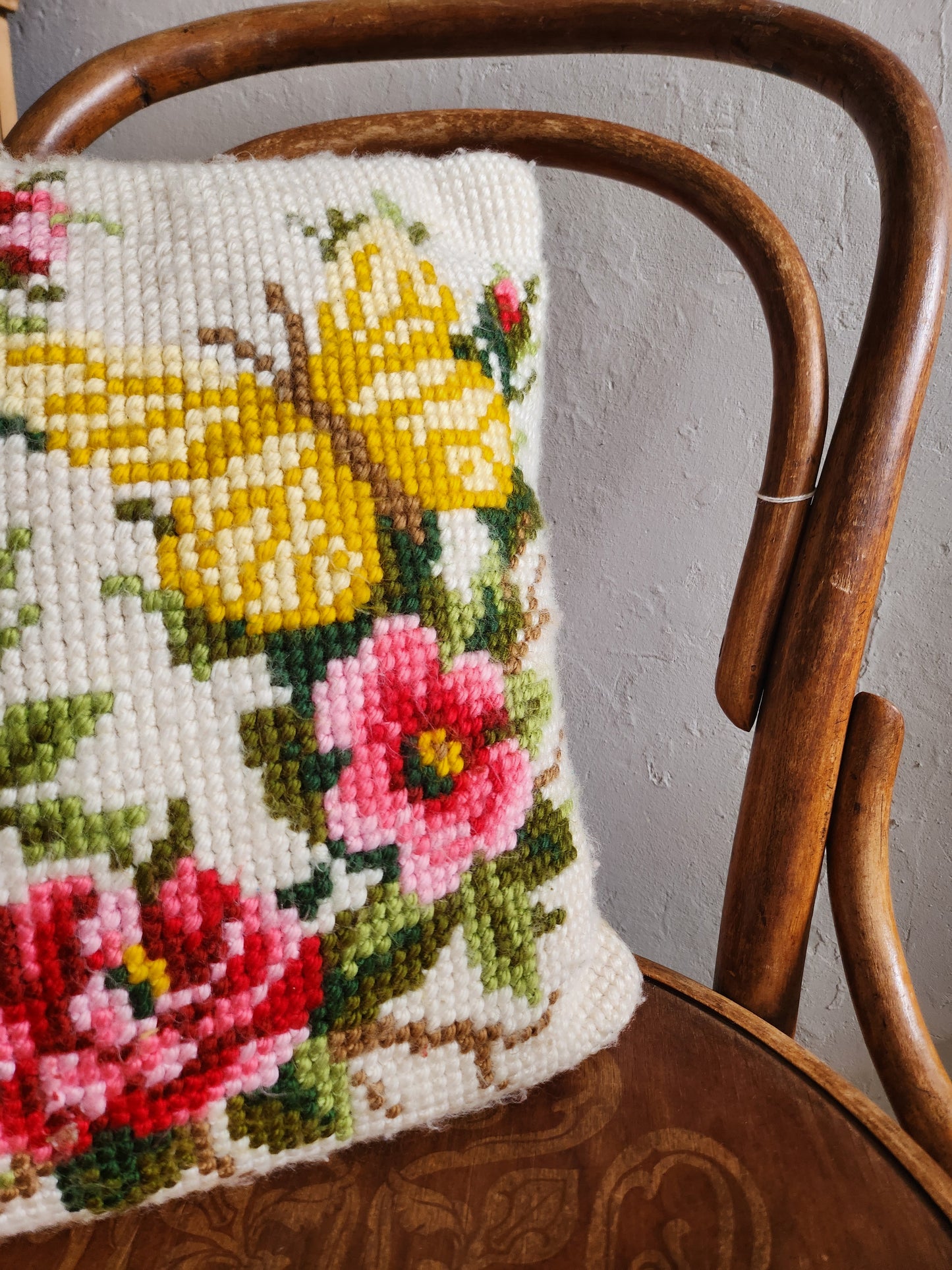 Coussin en point de croix motif fleurs papillon   Patine