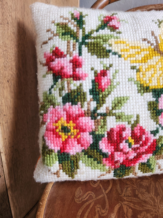 Coussin en point de croix motif fleurs papillon   Patine