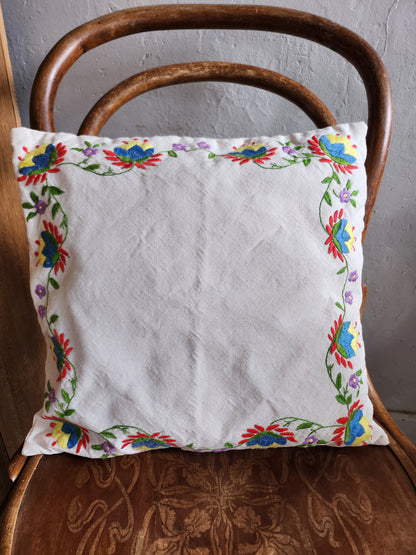 Coussin blanc brodé motif fleuri coloré   Patine