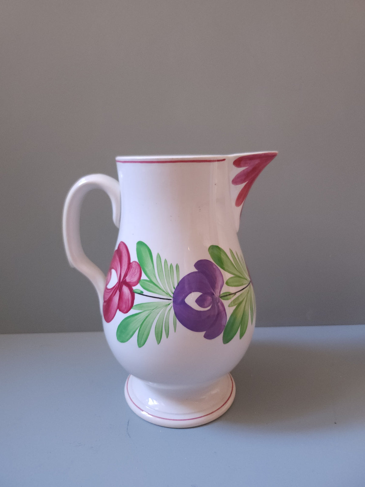 Cruche en faïence de Sarreguemines à motif floral   Patine
