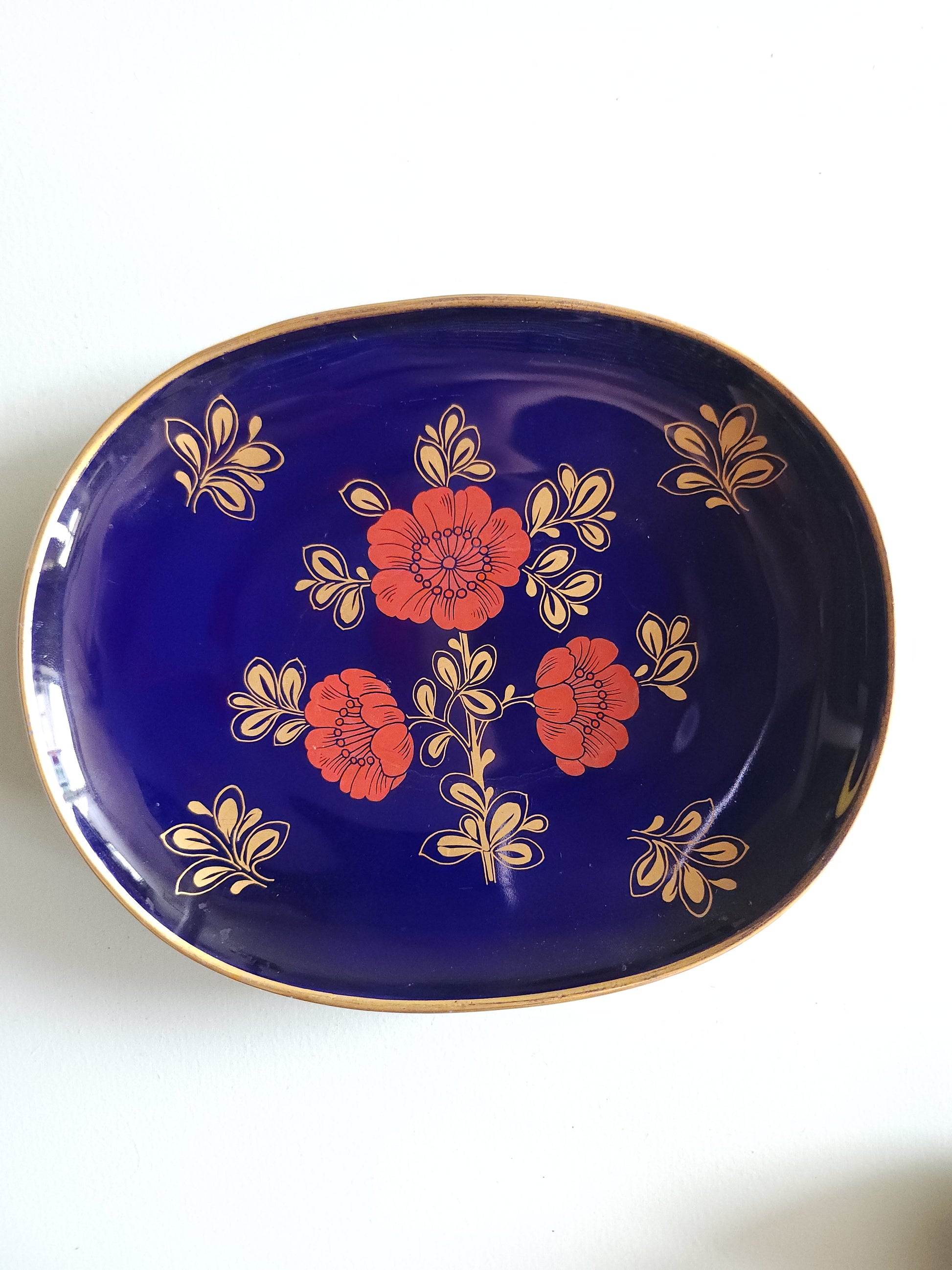 Petit plat en porcelaine allemand motif floral   Patine